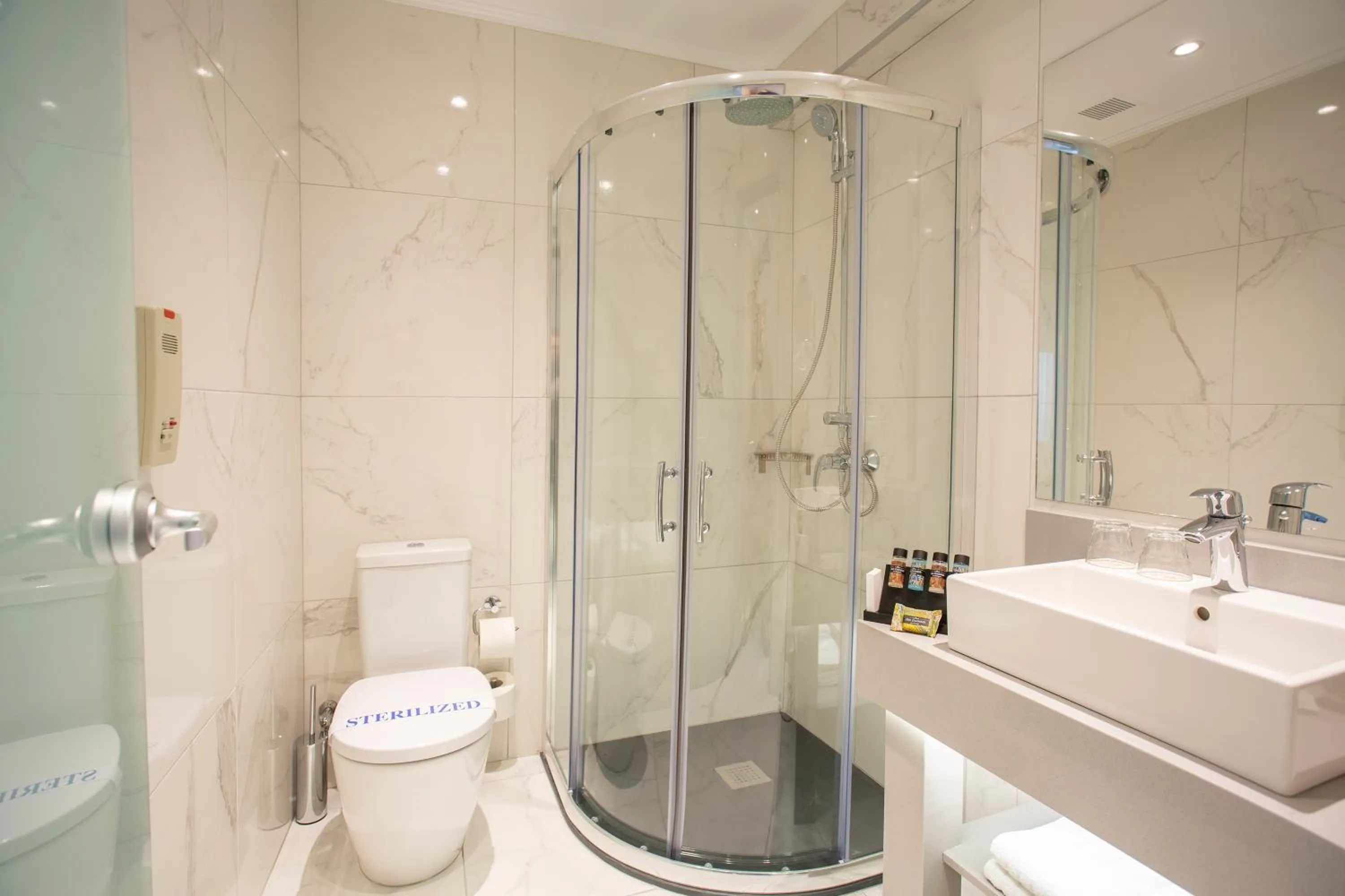 Shower in Rhodos Horizon Blu-Adults Only