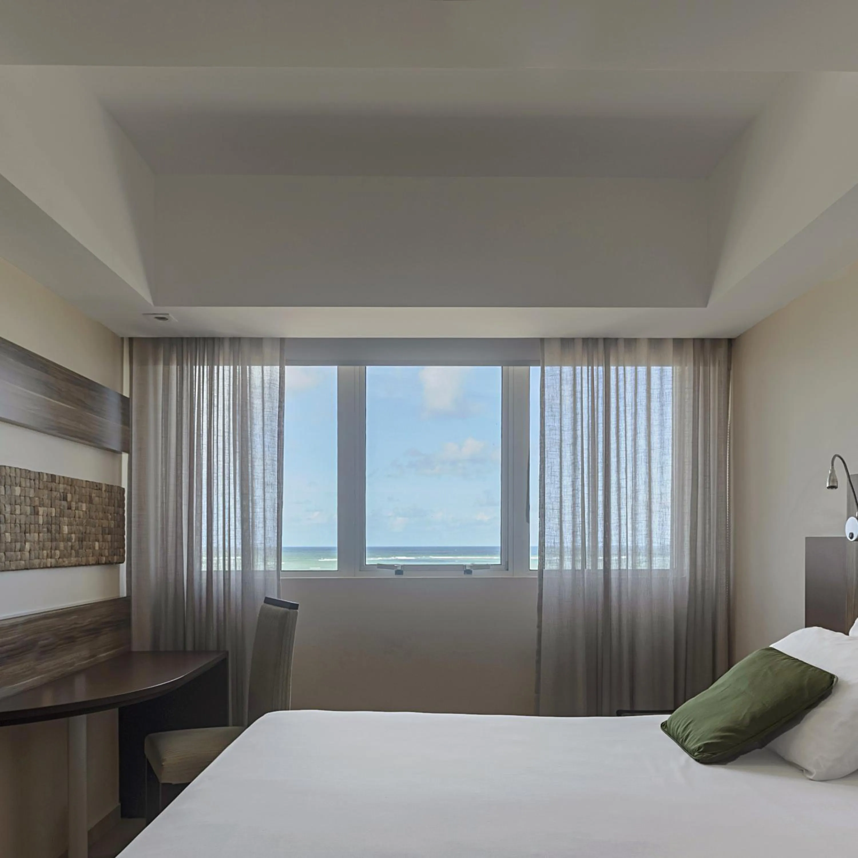 Photo of the whole room, Bed in Mercure Maceio Pajuçara