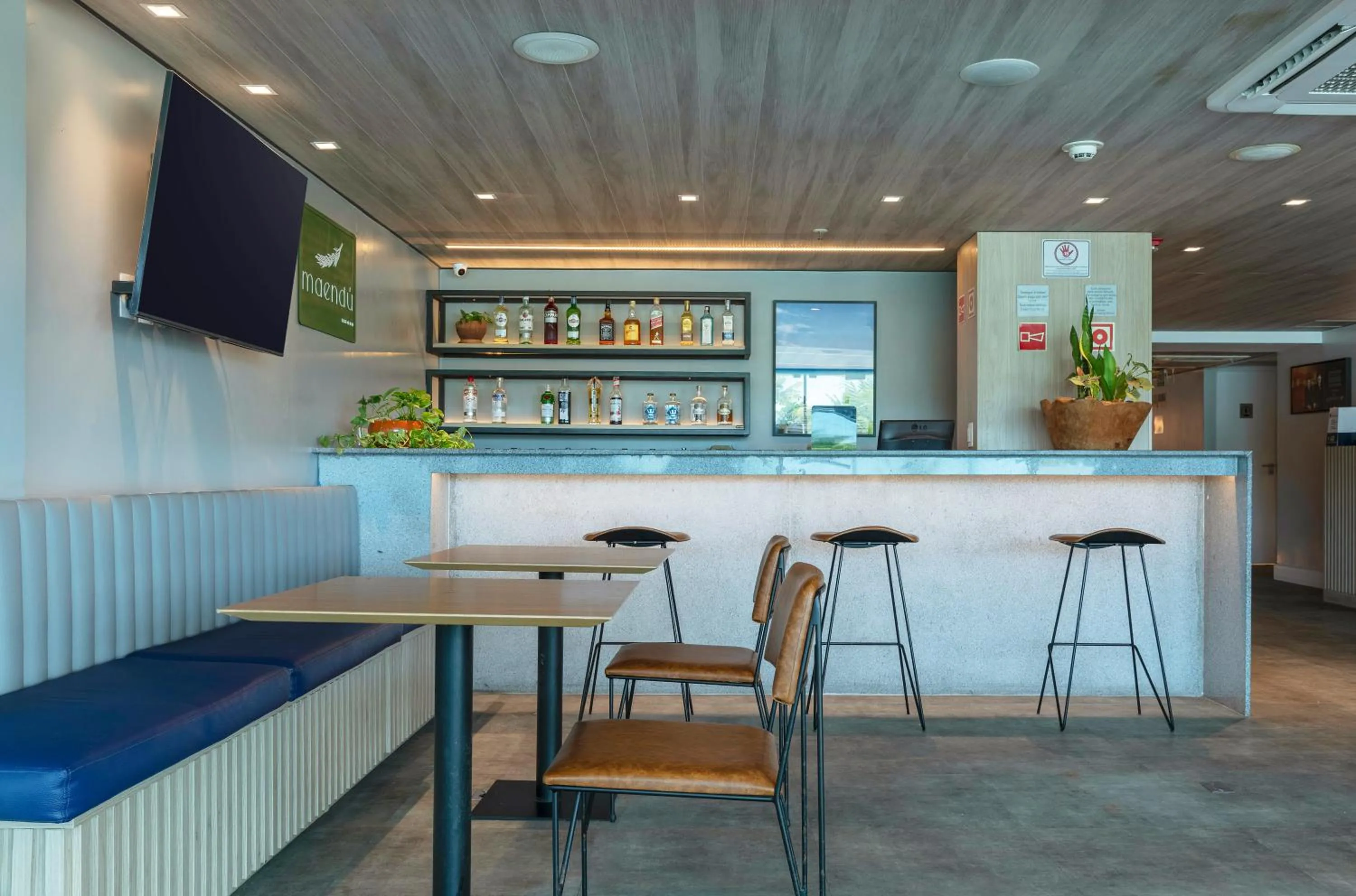 Lounge or bar in Mercure Maceio Pajuçara