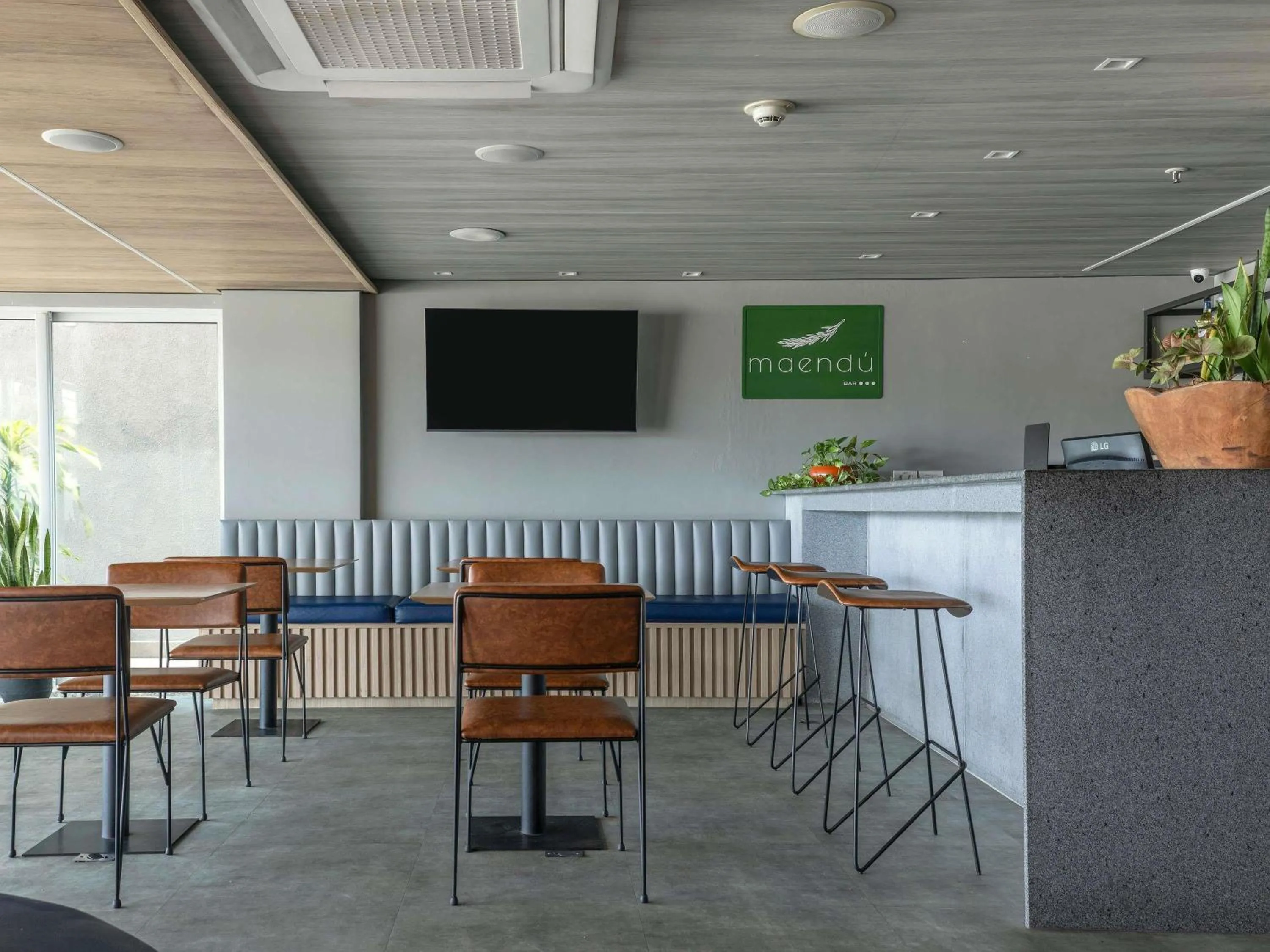 Lounge or bar in Mercure Maceio Pajuçara