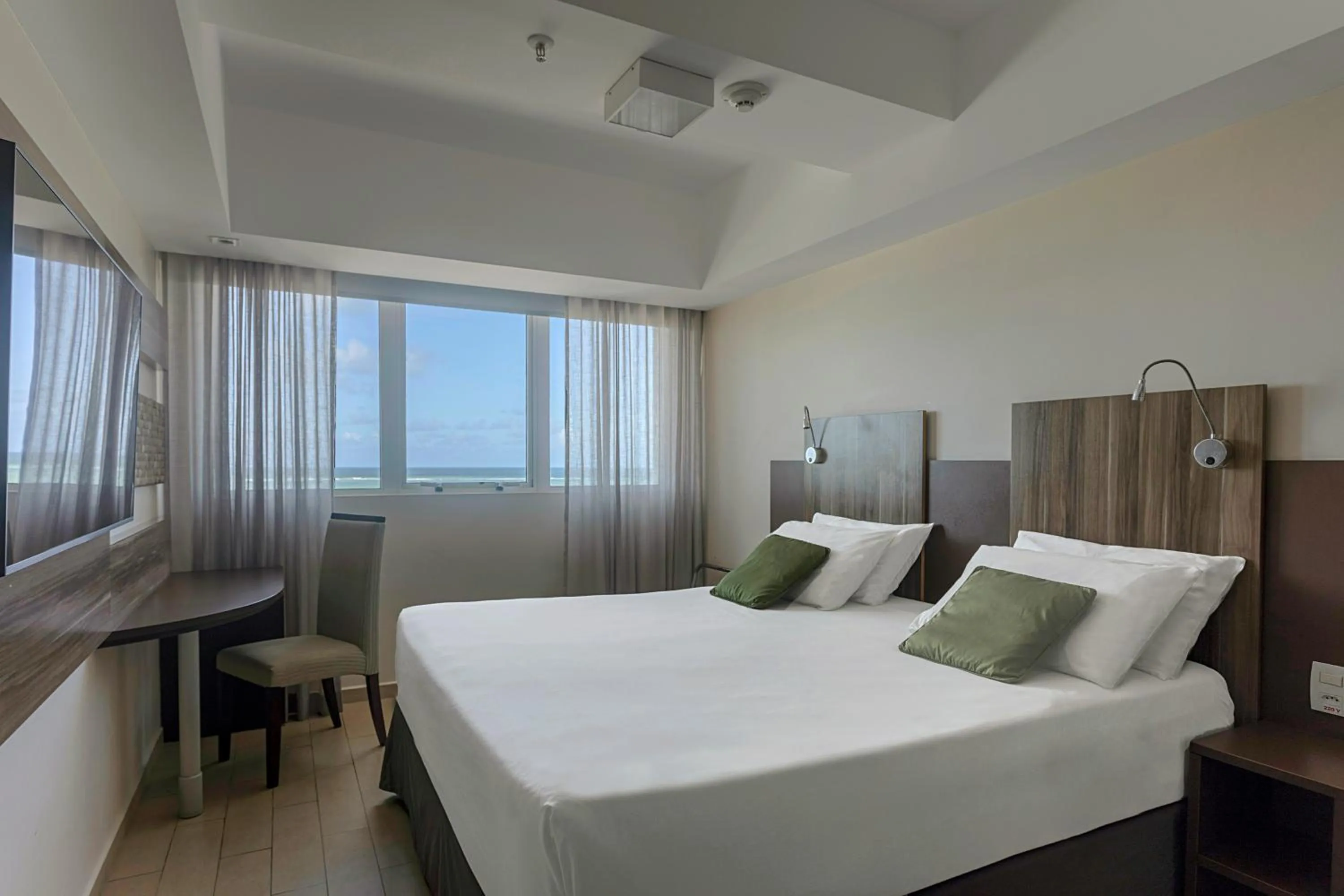 View (from property/room), Bed in Mercure Maceio Pajuçara