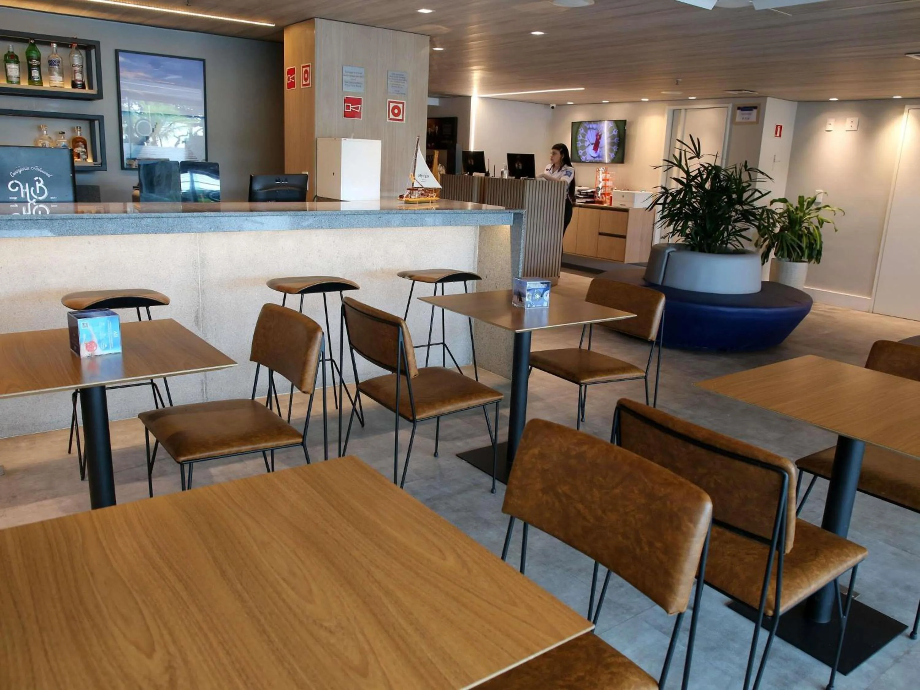 Lounge or bar in Mercure Maceio Pajuçara