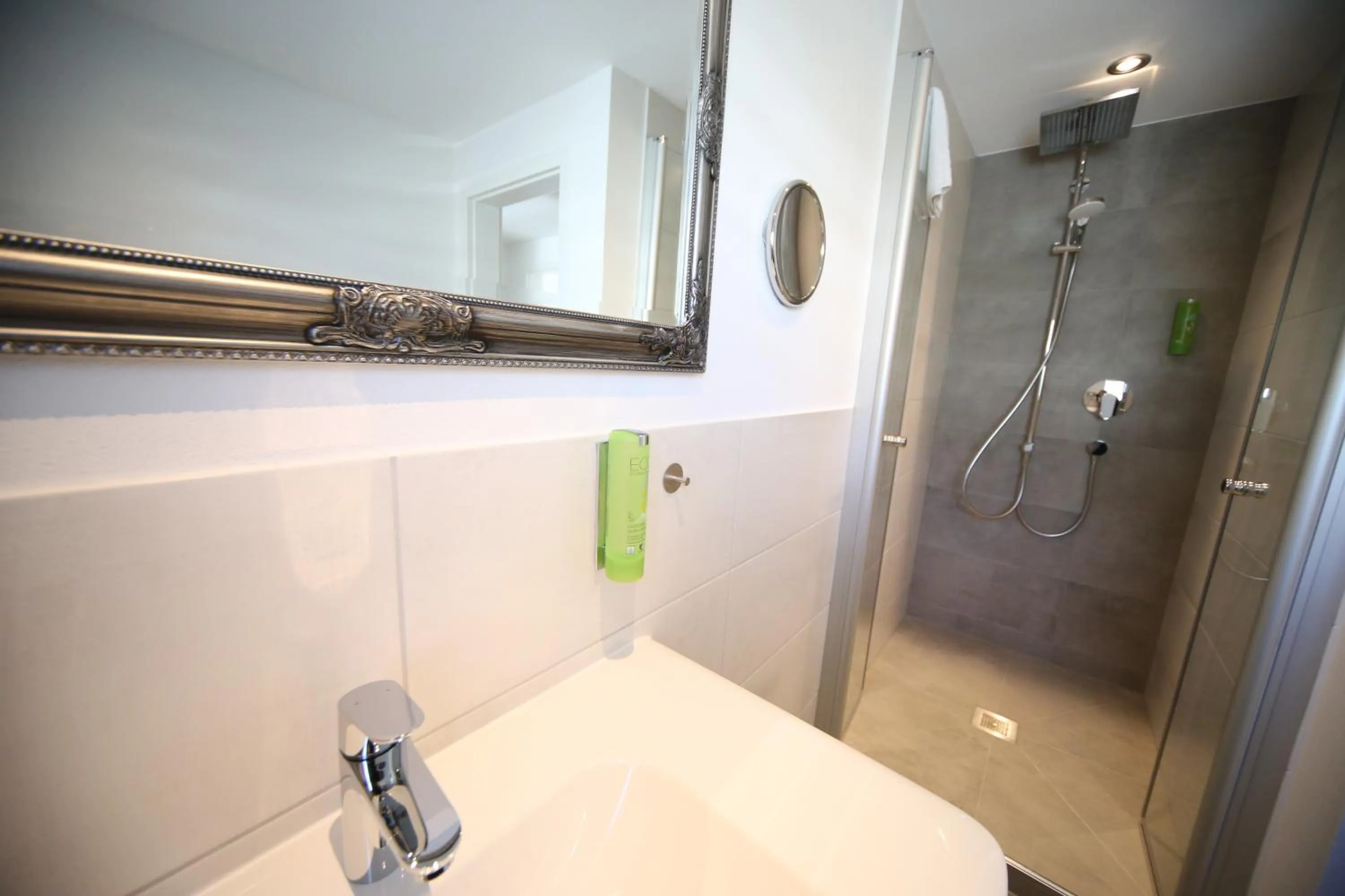 Shower in La Maison Vintage