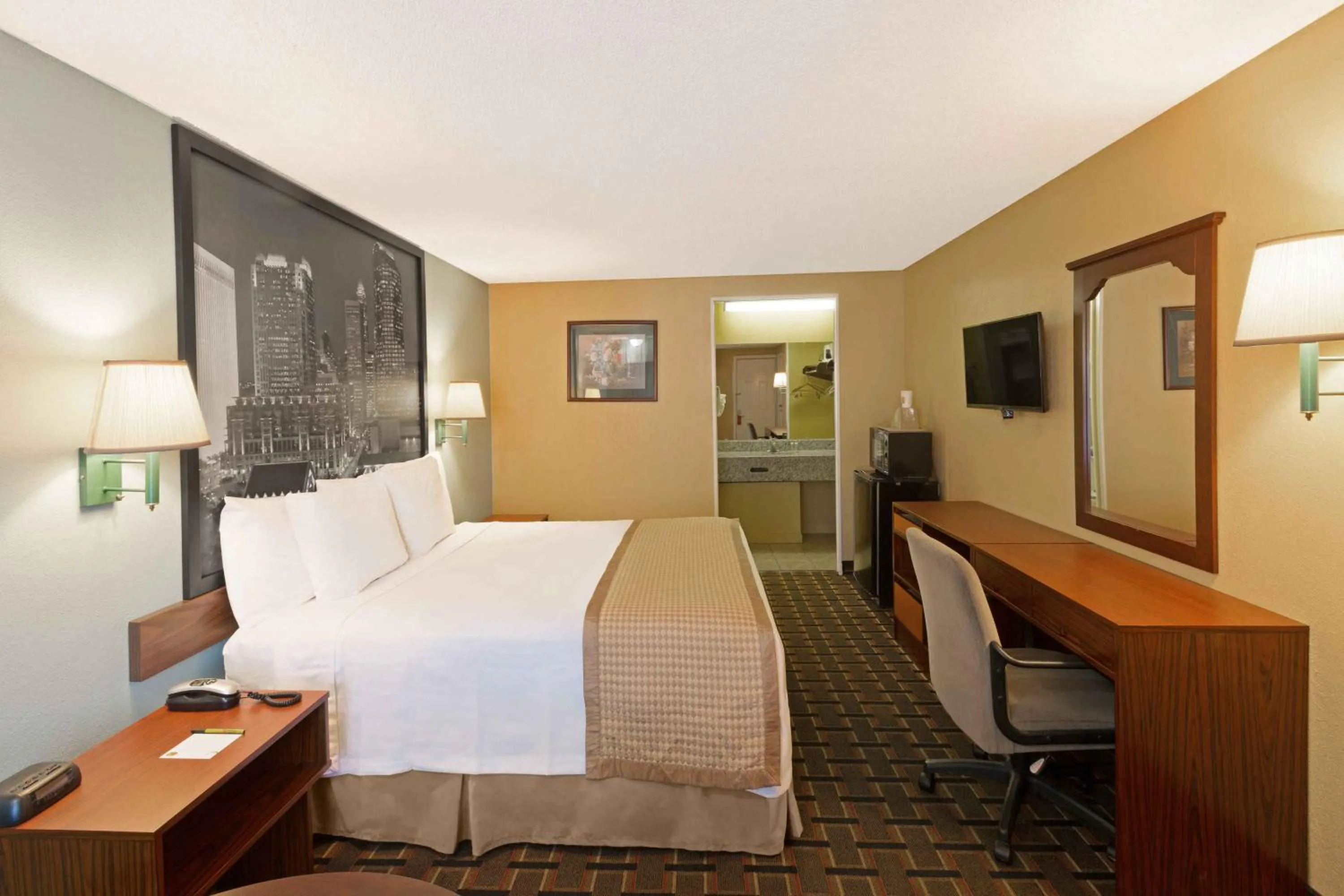 Photo of the whole room, Bed in Rodeway Inn Charlotte Airport Area