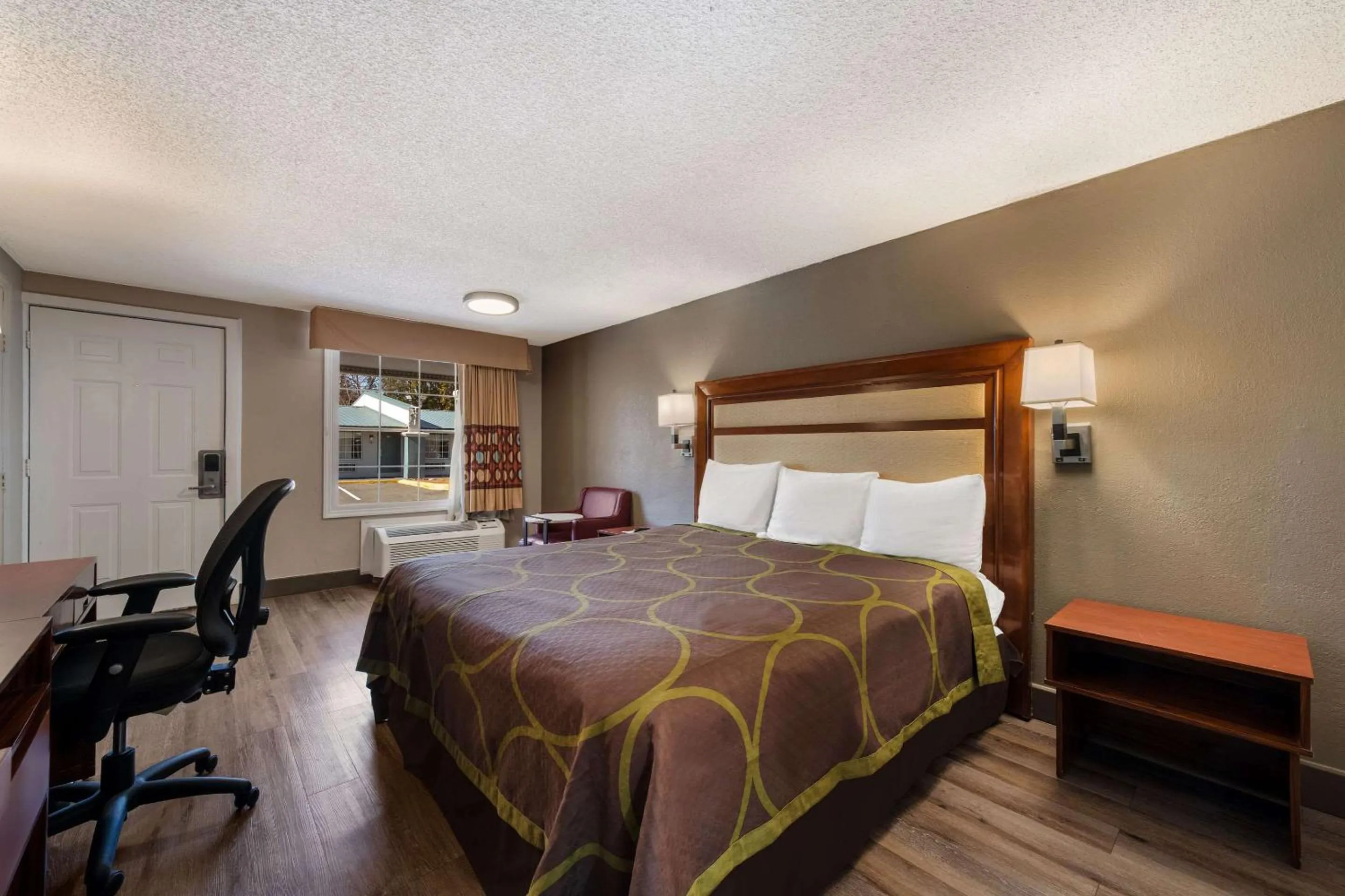 Bedroom, Bed in Rodeway Inn Charlotte Airport Area