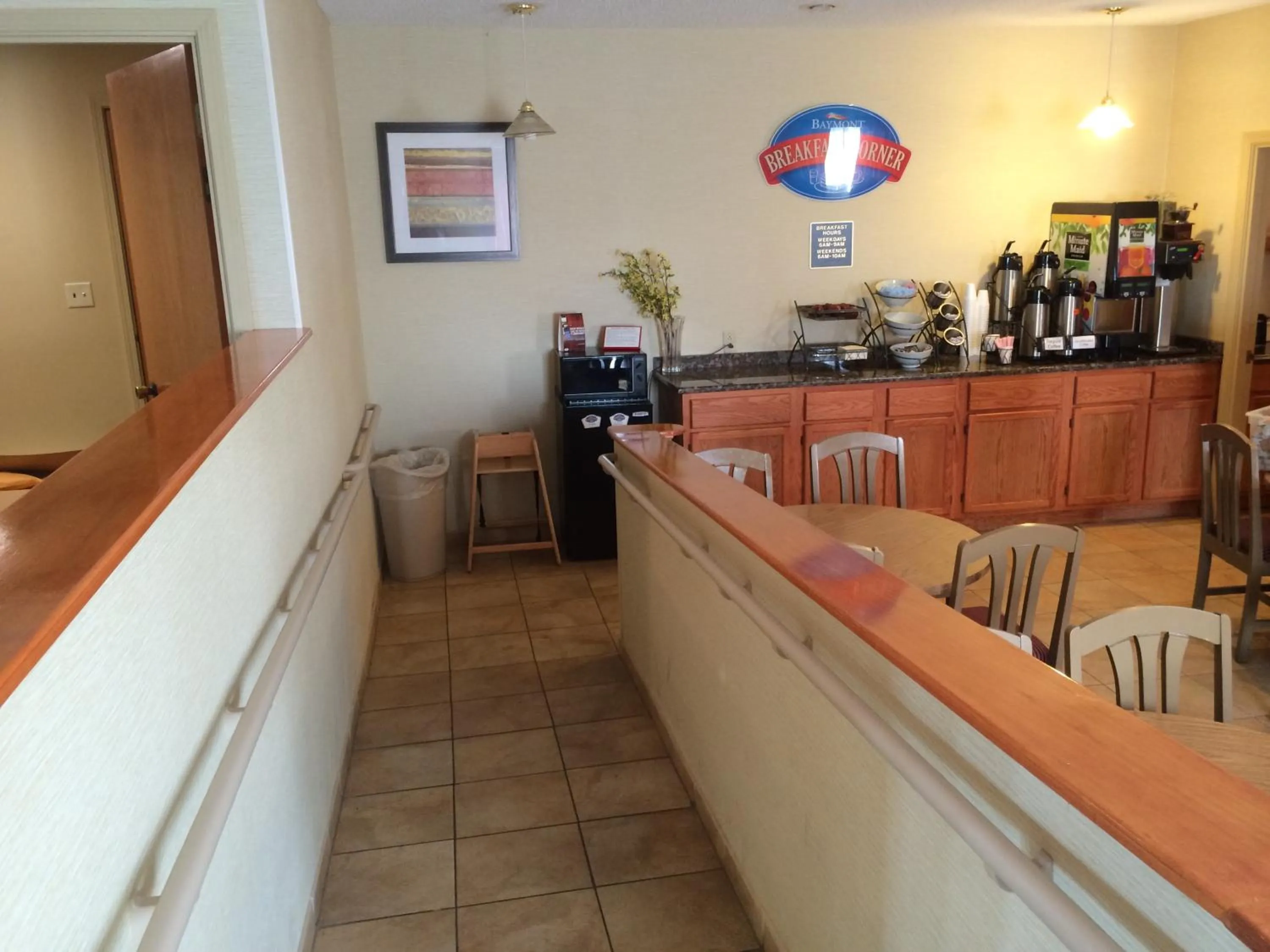 Restaurant/places to eat in Baymont by Wyndham Metropolis