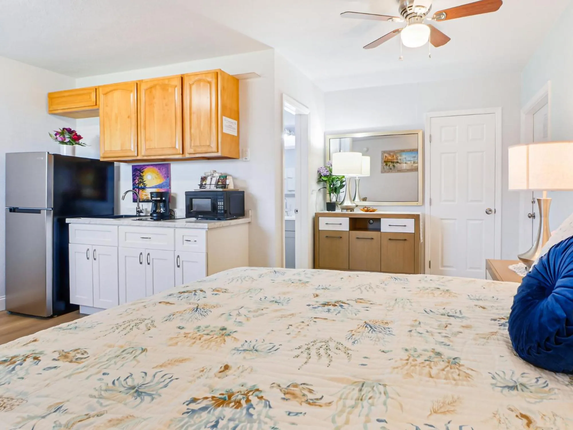 Bed in Bella Sirena Inn