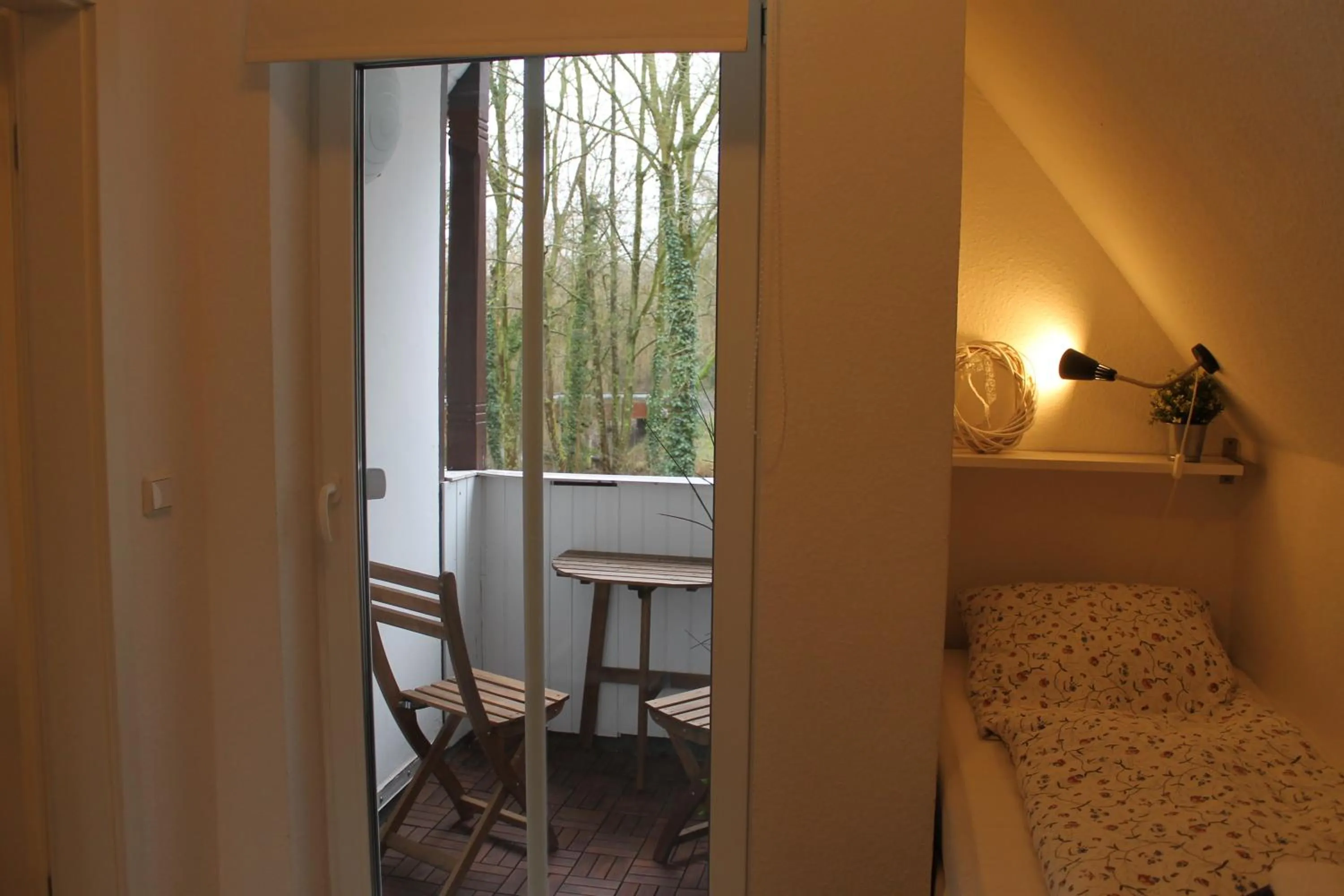 Balcony/Terrace, Bed in Apartment am Wall