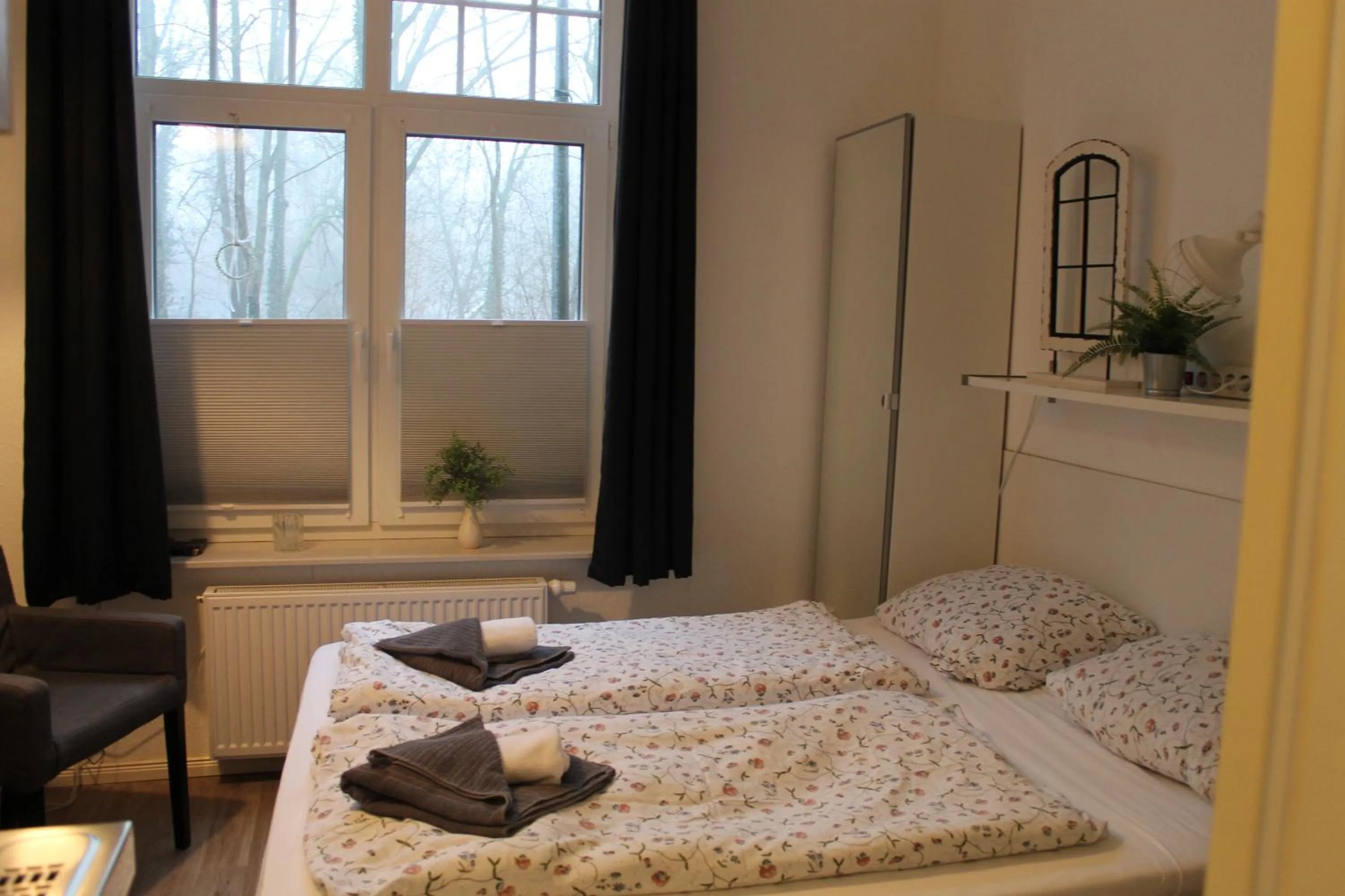 Bedroom, Bed in Apartment am Wall