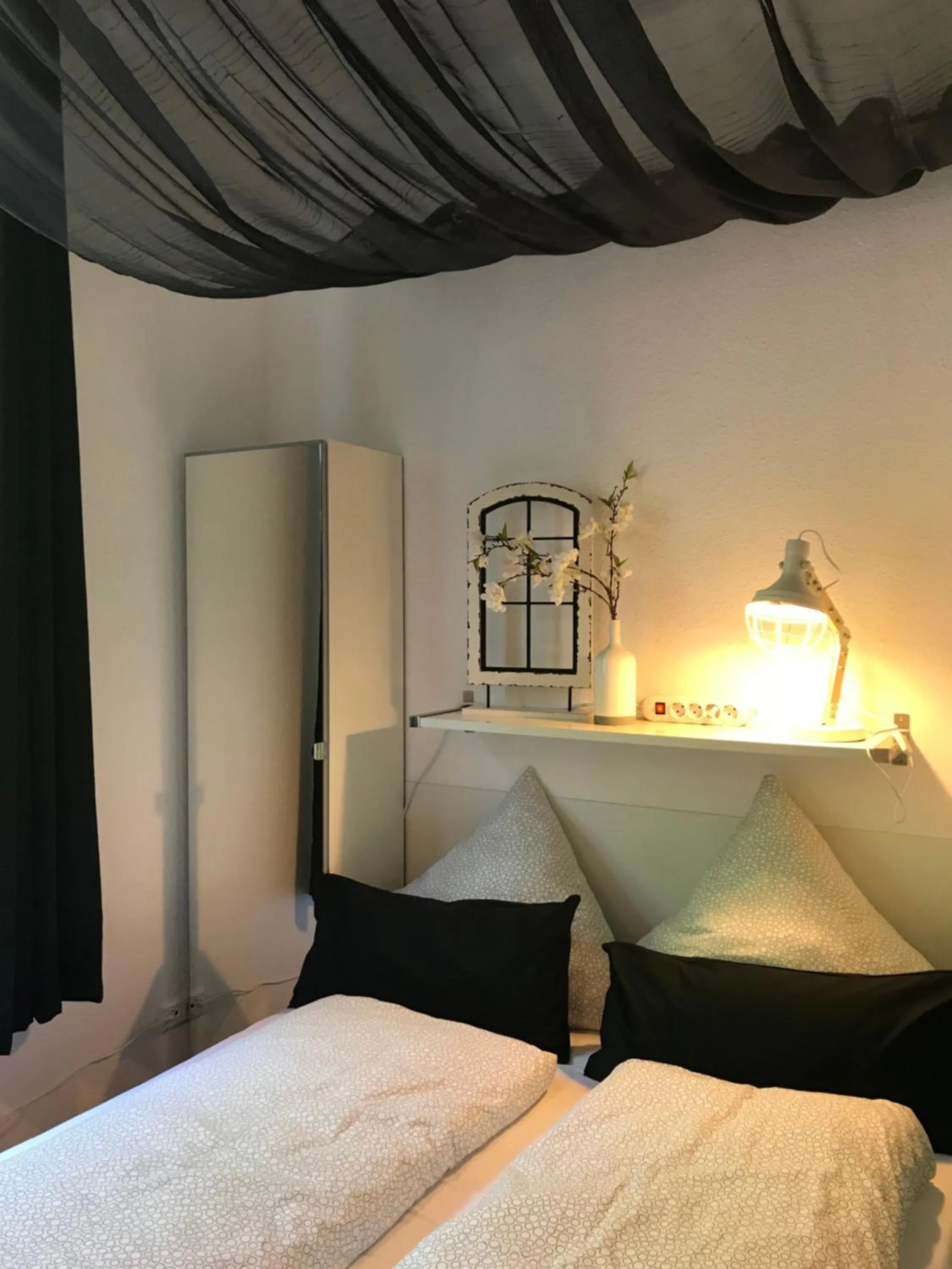 Photo of the whole room, Bed in Apartment am Wall