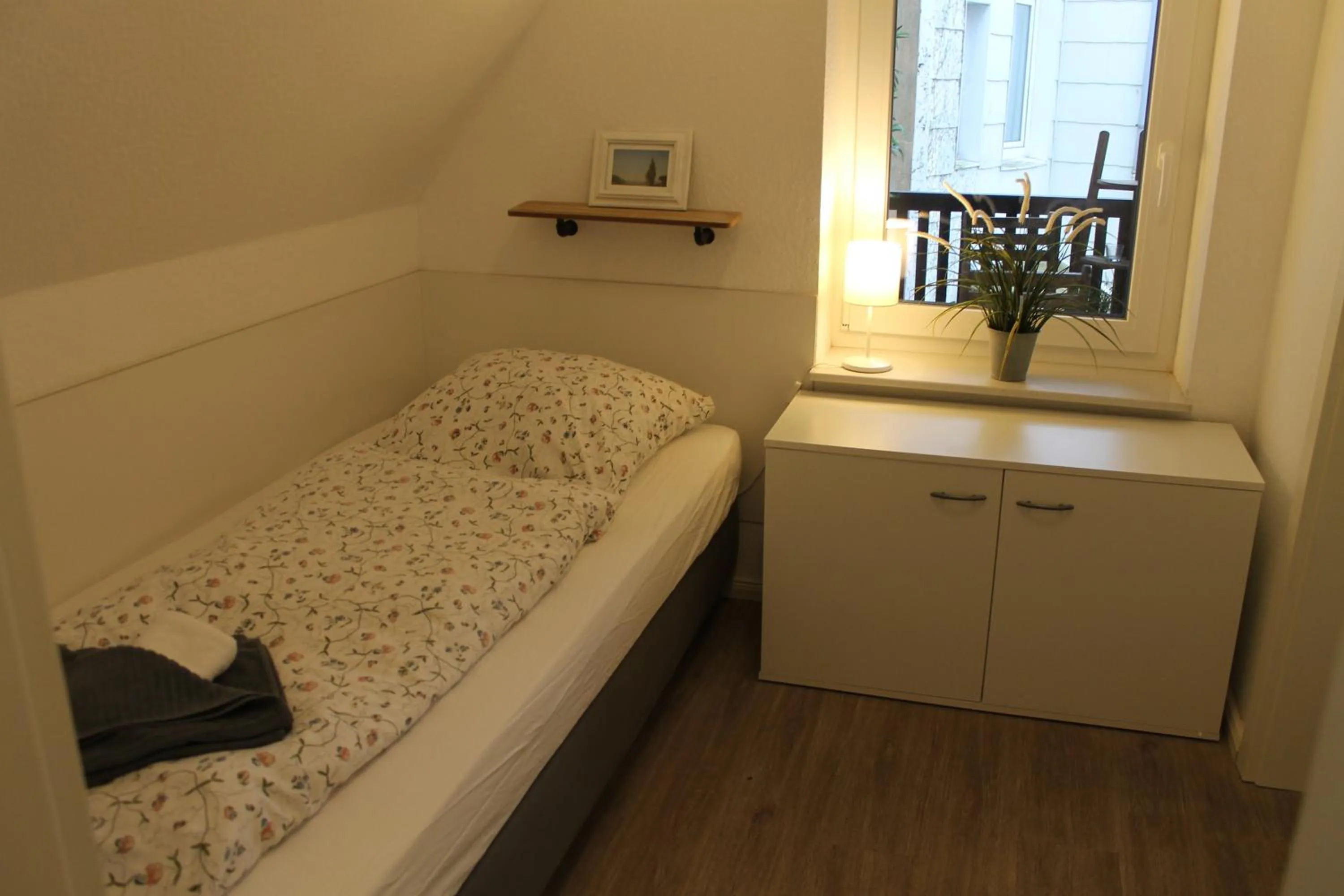 Bedroom, Bed in Apartment am Wall