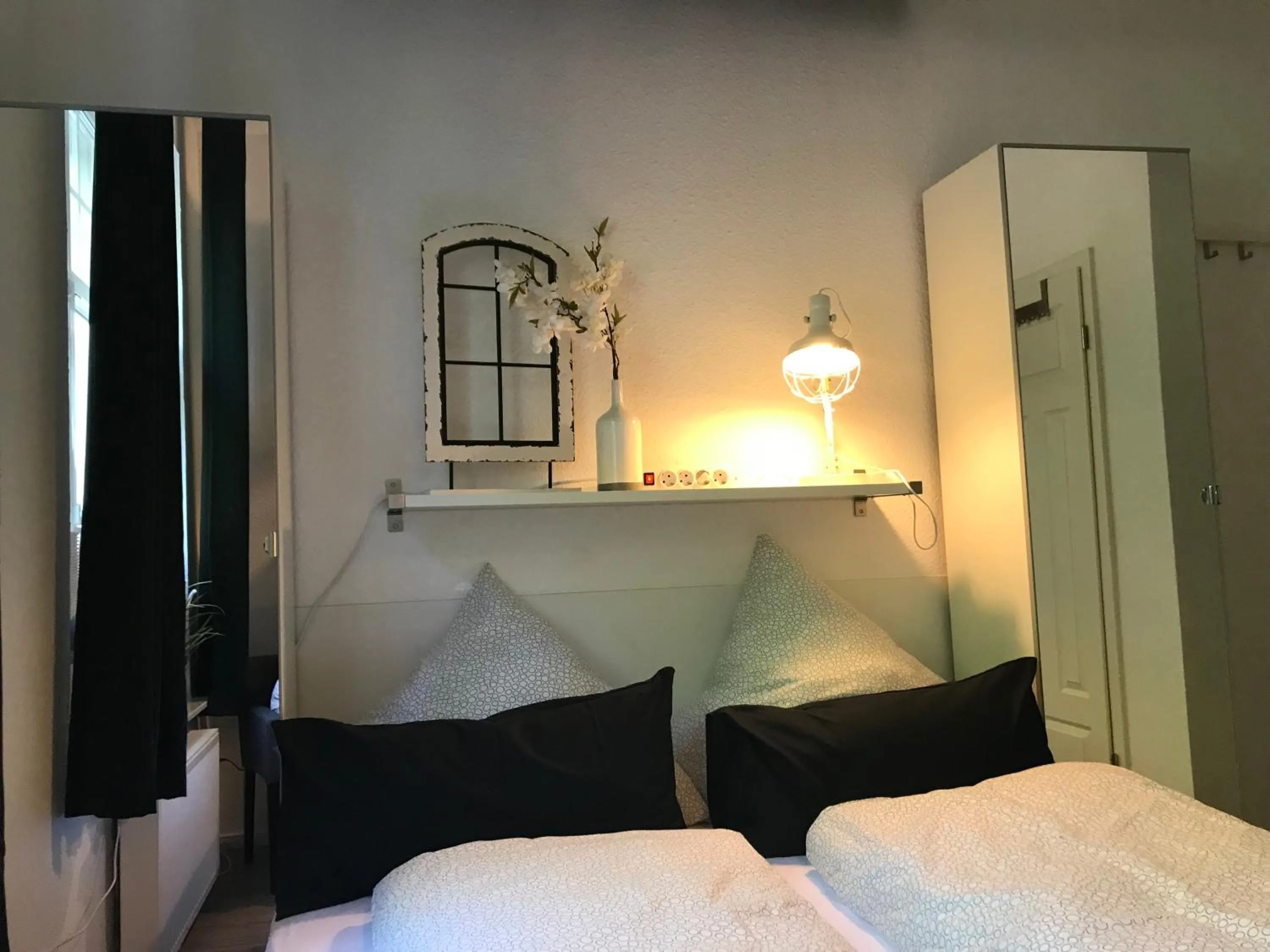 Photo of the whole room, Bed in Apartment am Wall