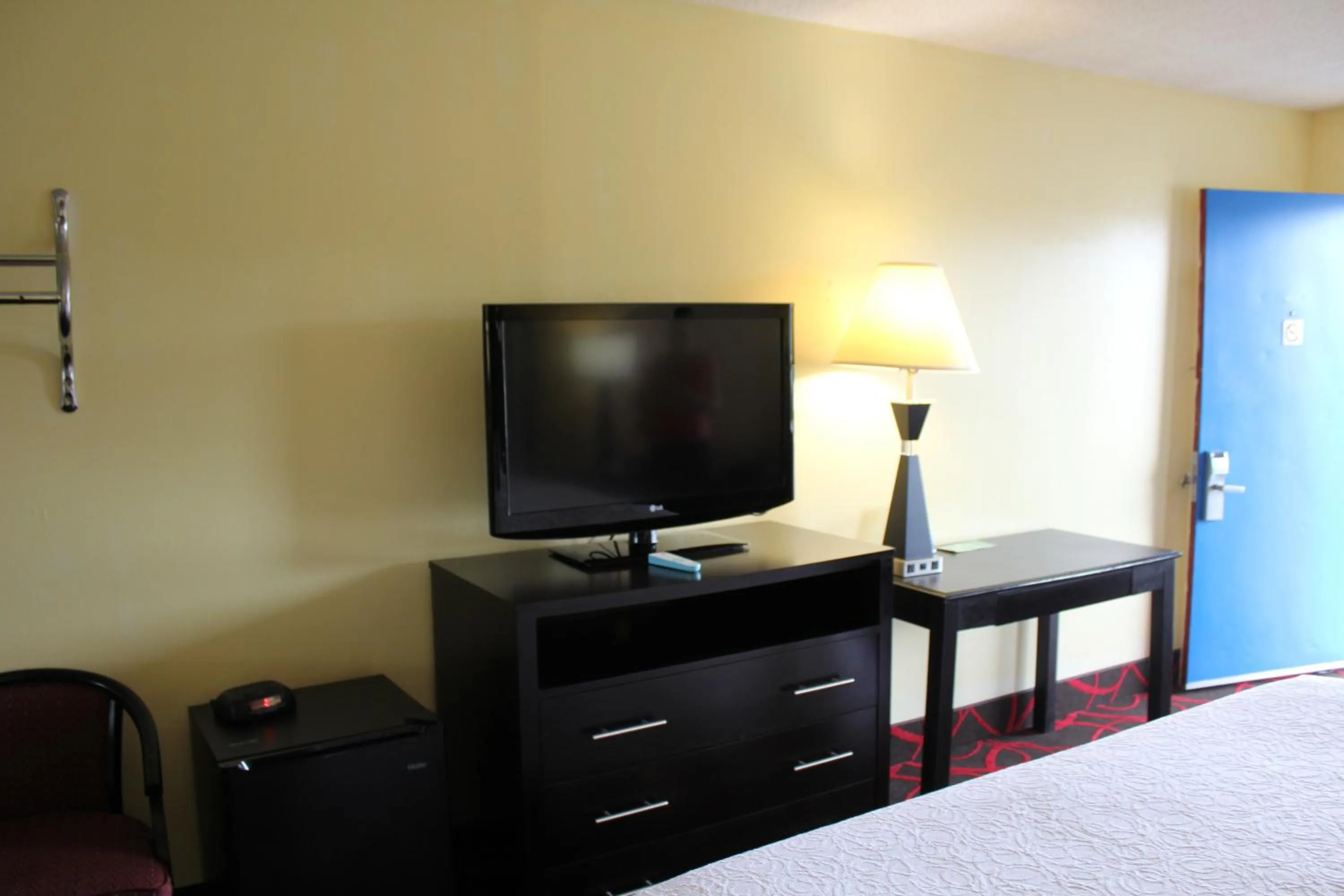 TV and multimedia, Bed in Travelodge by Wyndham Richmond IN