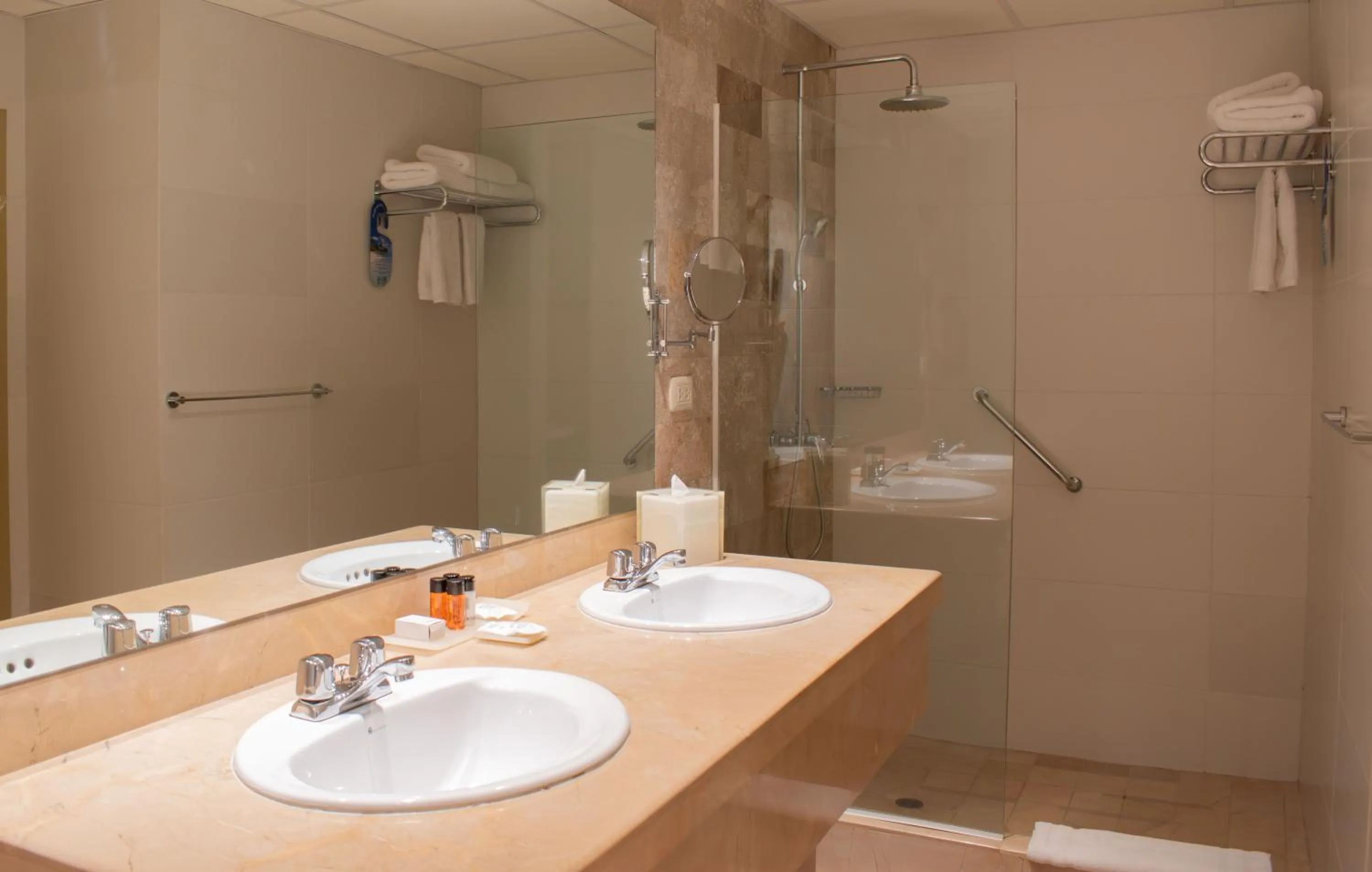 Shower in Grand Hotel Guayaquil, an Ascend Collection Hotel