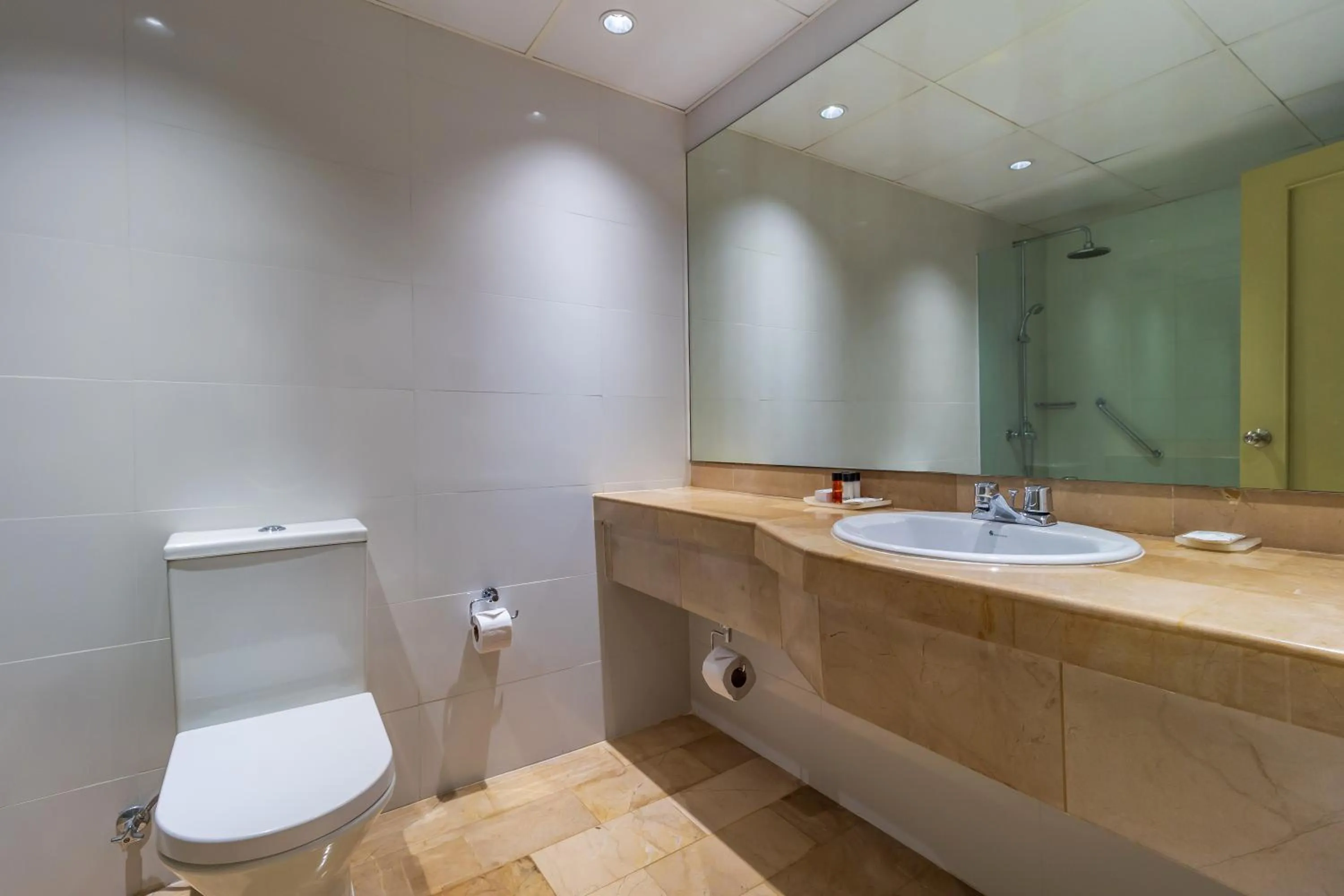 Shower in Grand Hotel Guayaquil, an Ascend Collection Hotel