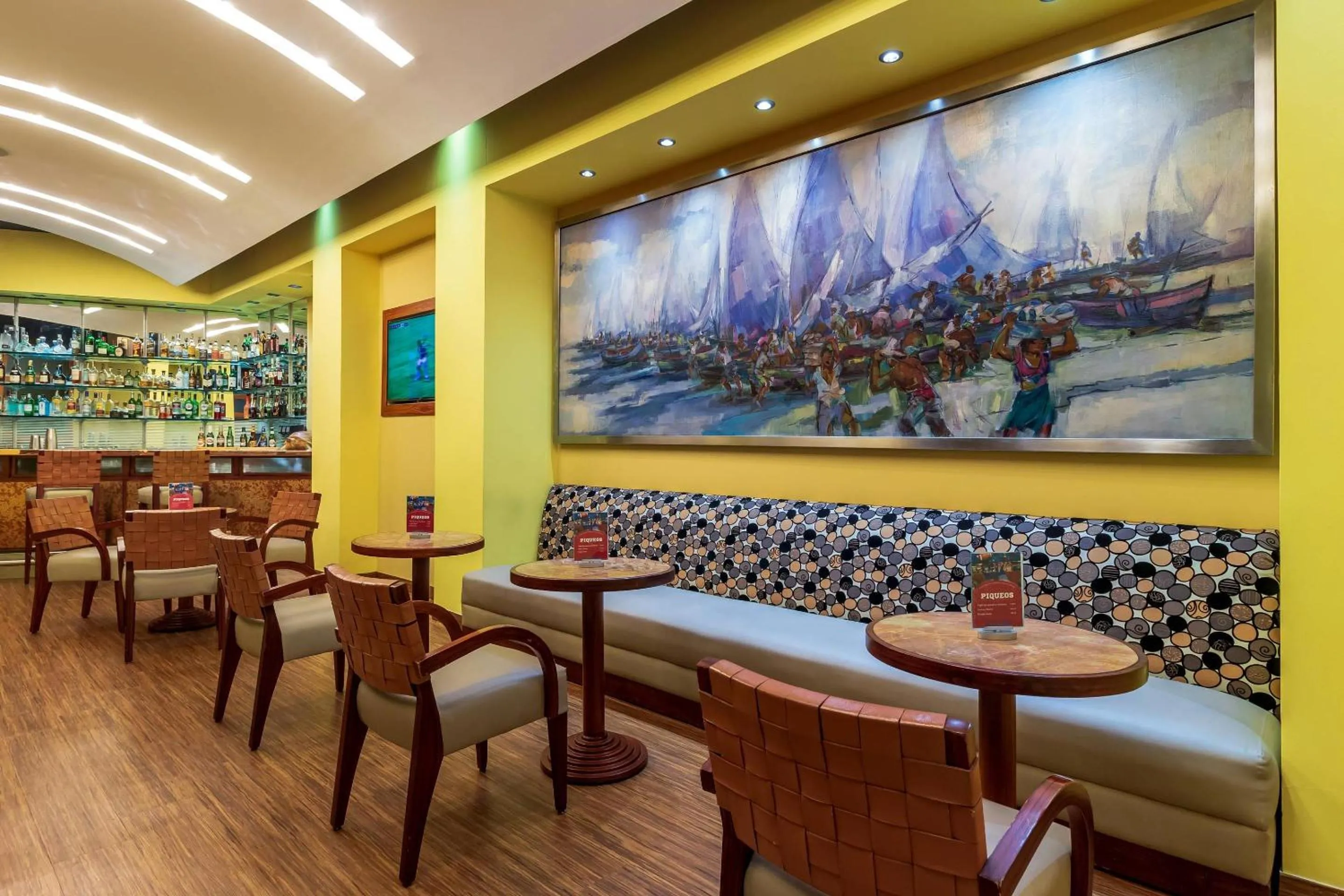 Lounge or bar in Grand Hotel Guayaquil, an Ascend Collection Hotel