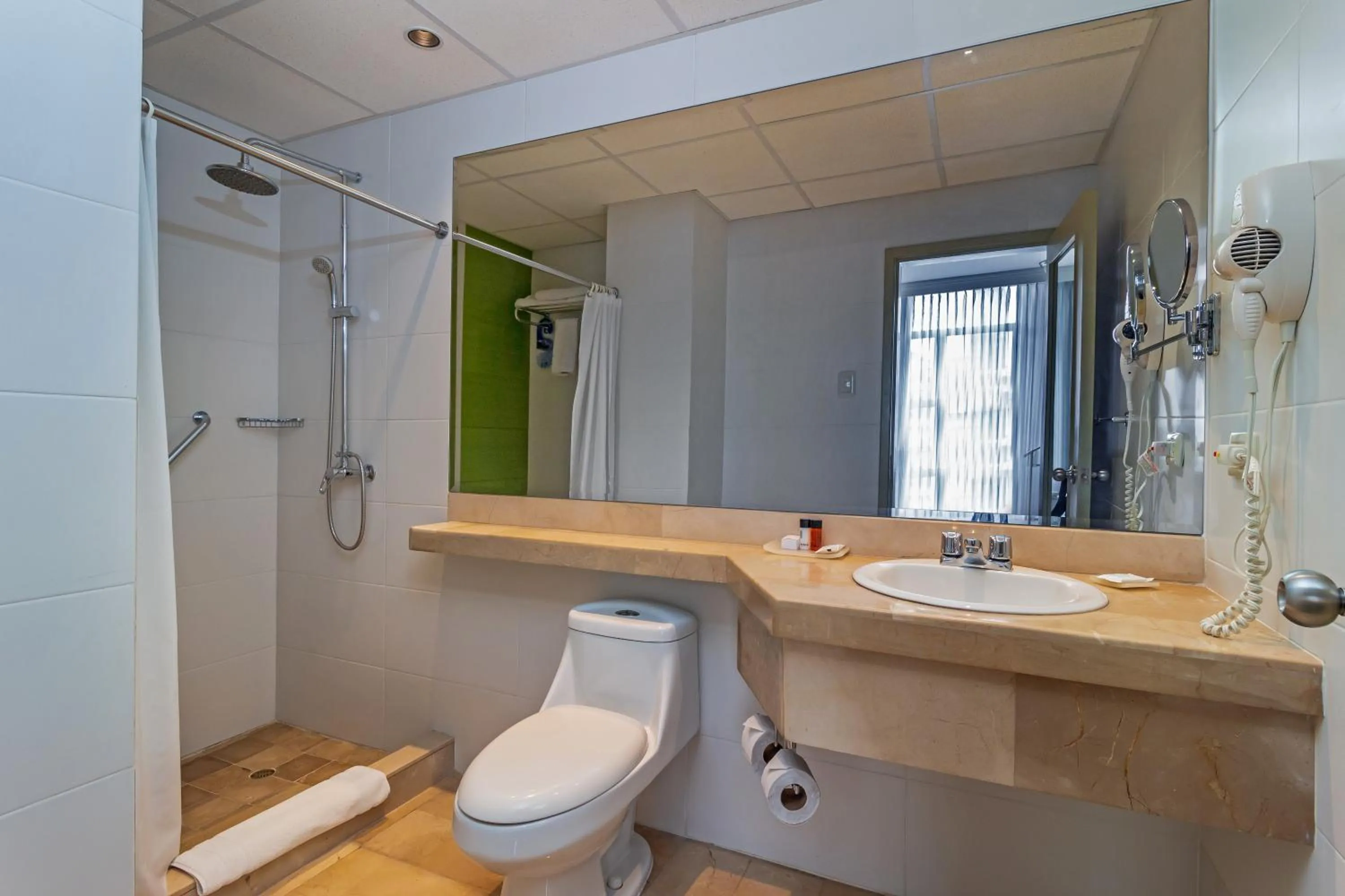 Shower in Grand Hotel Guayaquil, an Ascend Collection Hotel