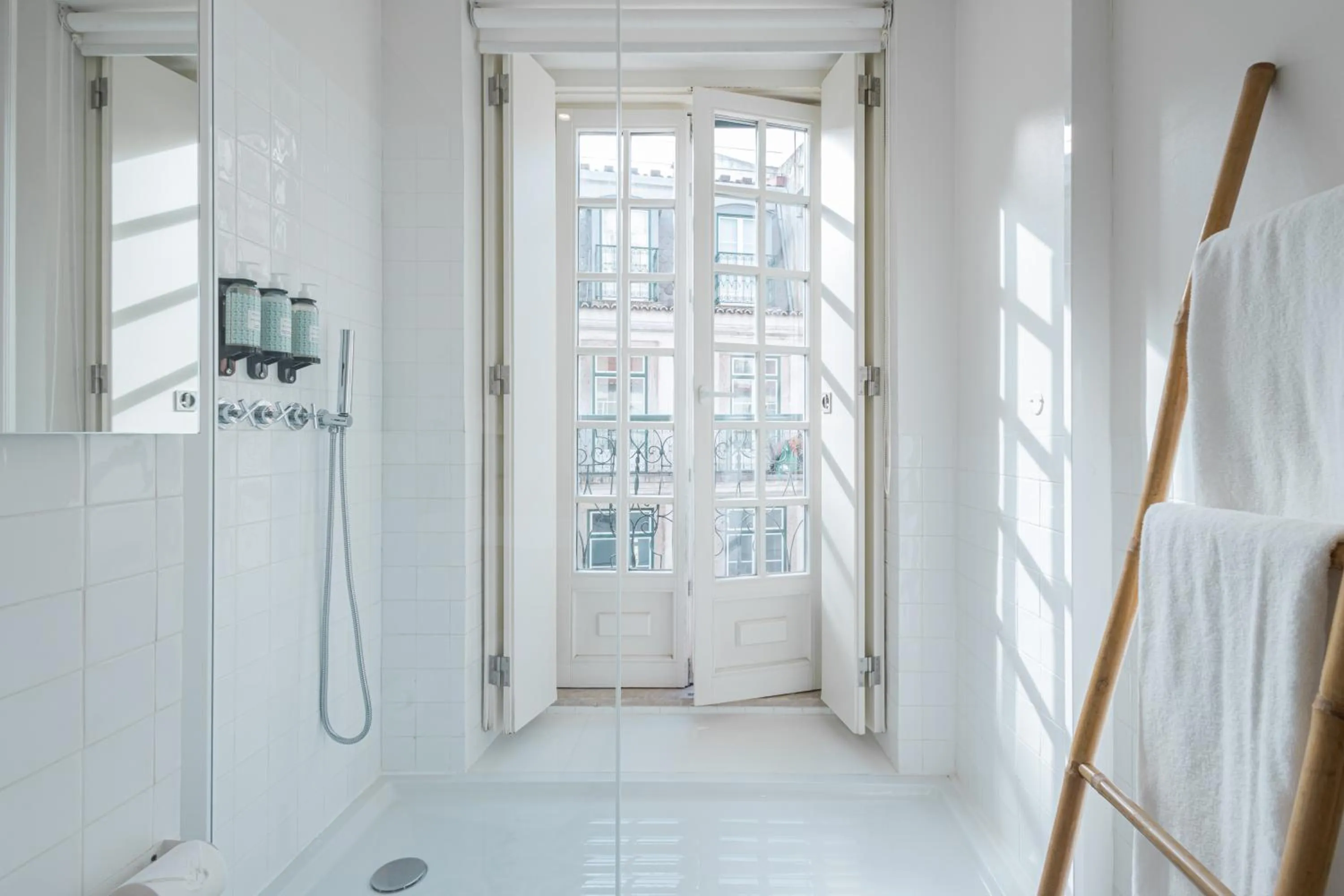 Bathroom in Almaria - Officina Real Apartments | Chiado