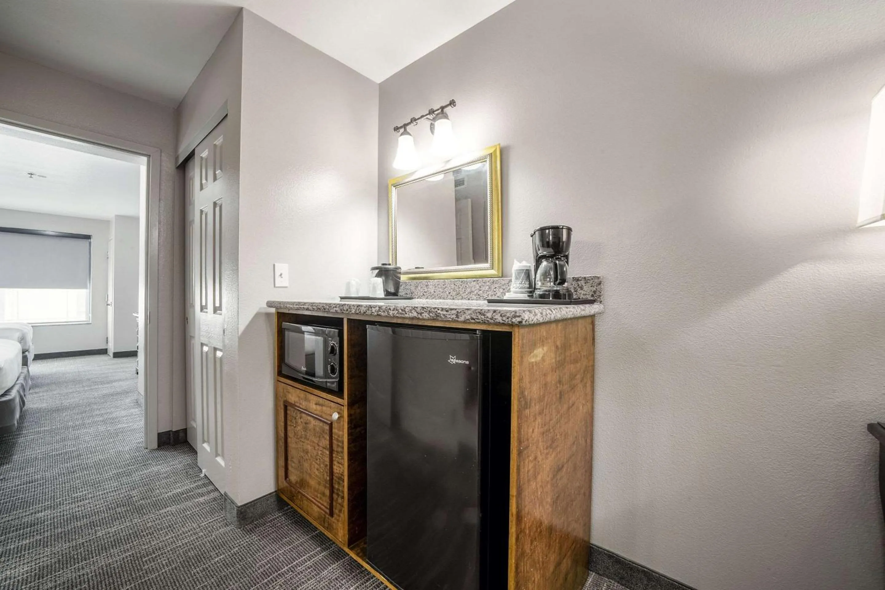 Bedroom in Country Inn & Suites by Radisson, Ontario at Ontario Mills, CA