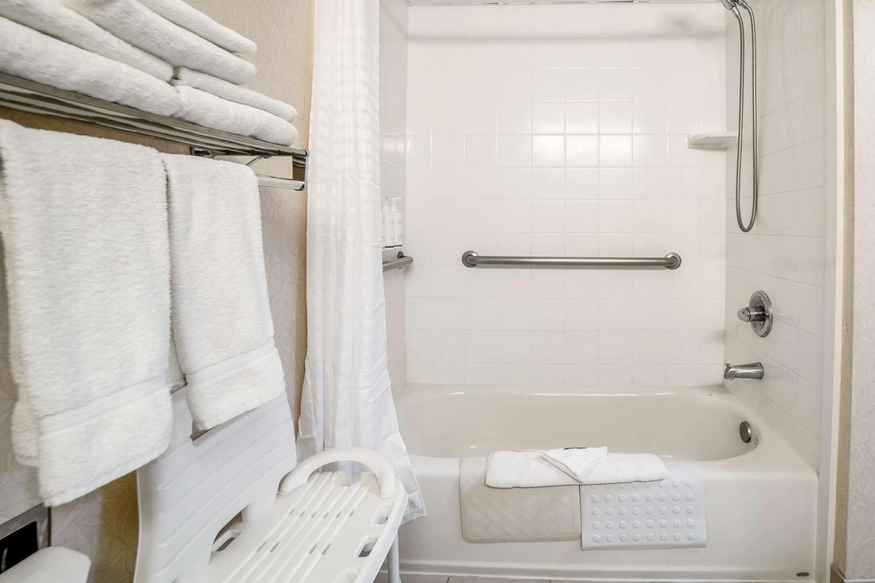 Bedroom in Country Inn & Suites by Radisson, Ontario at Ontario Mills, CA