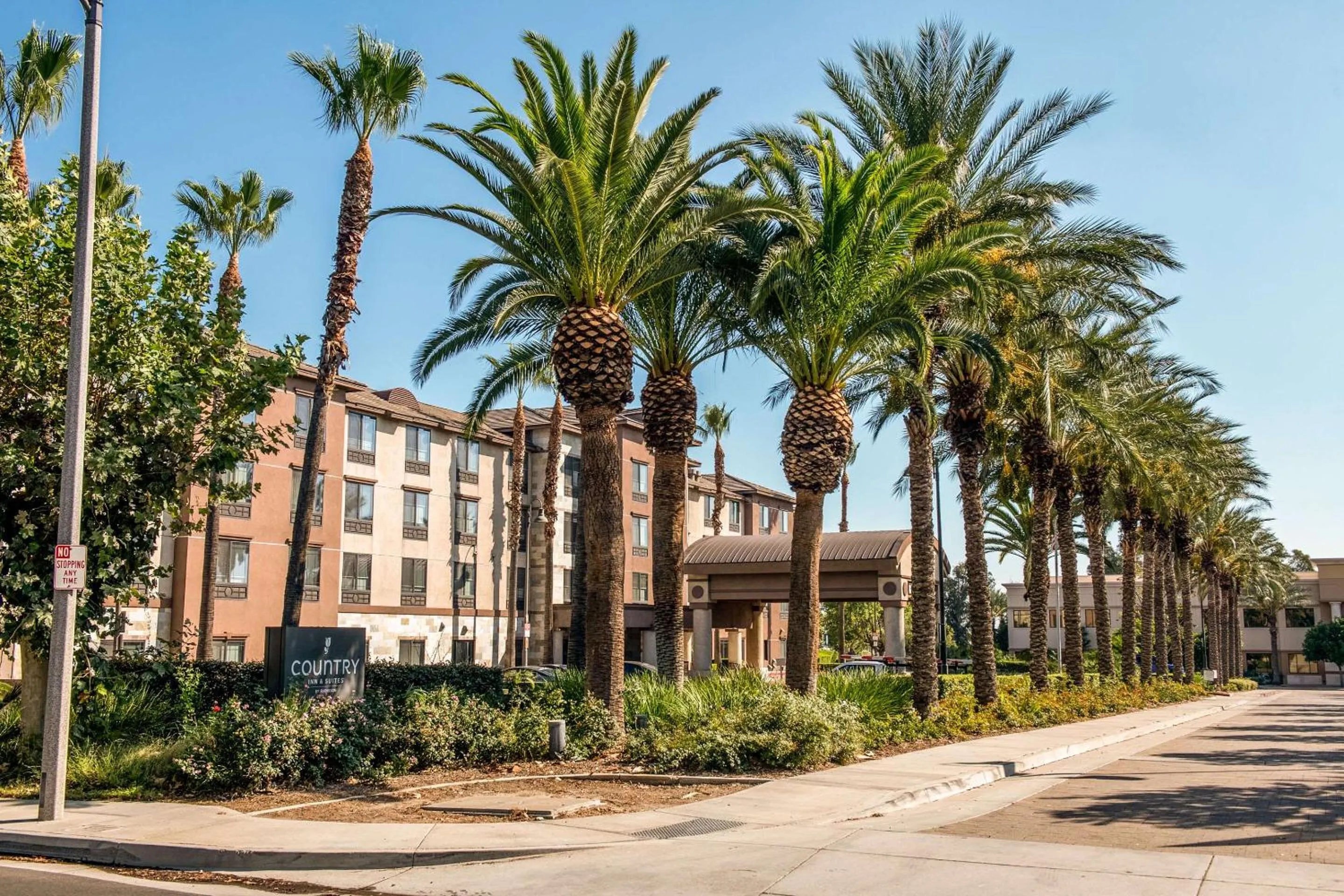 Property building in Country Inn & Suites by Radisson, Ontario at Ontario Mills, CA