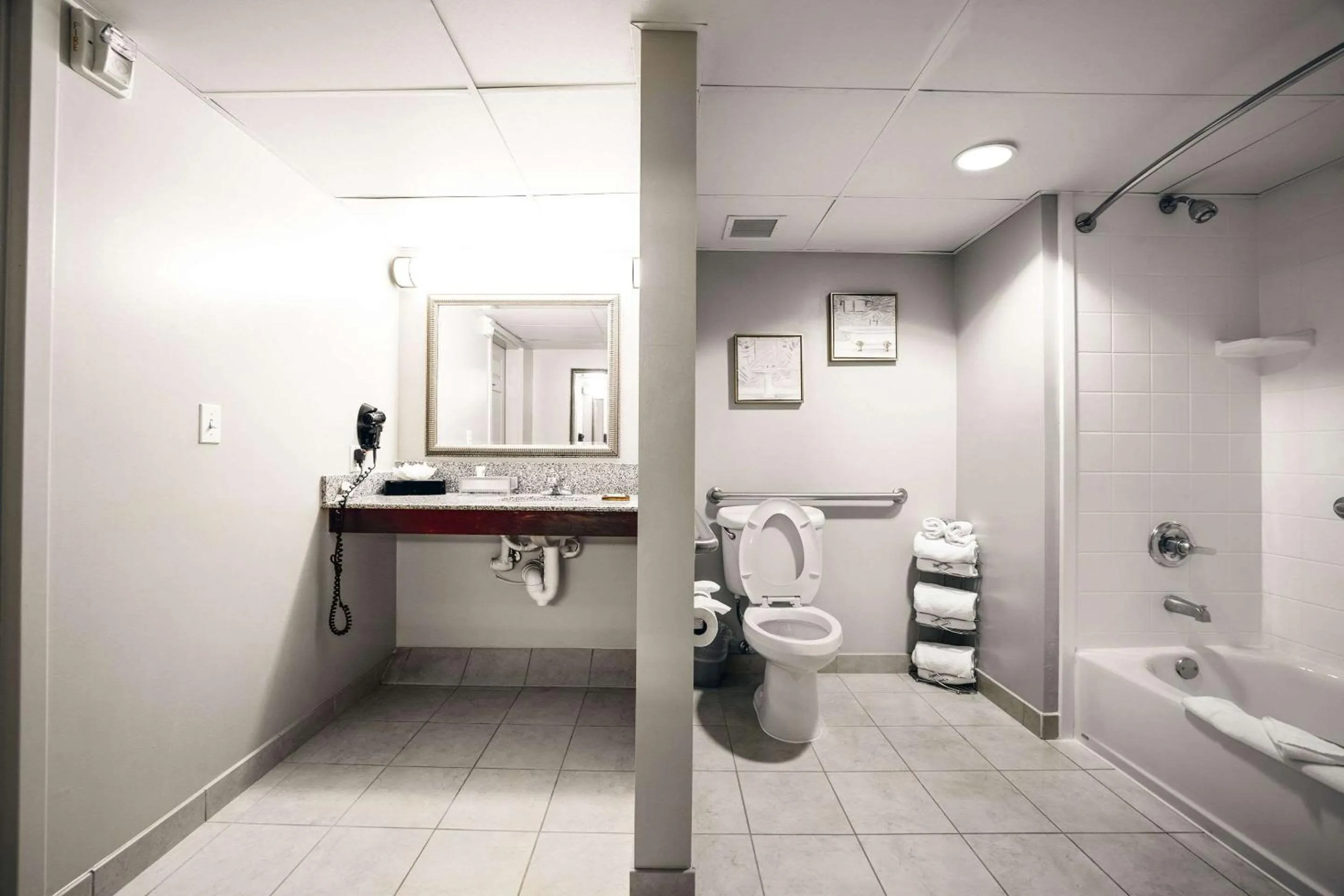 Bedroom in Country Inn & Suites by Radisson, Ontario at Ontario Mills, CA