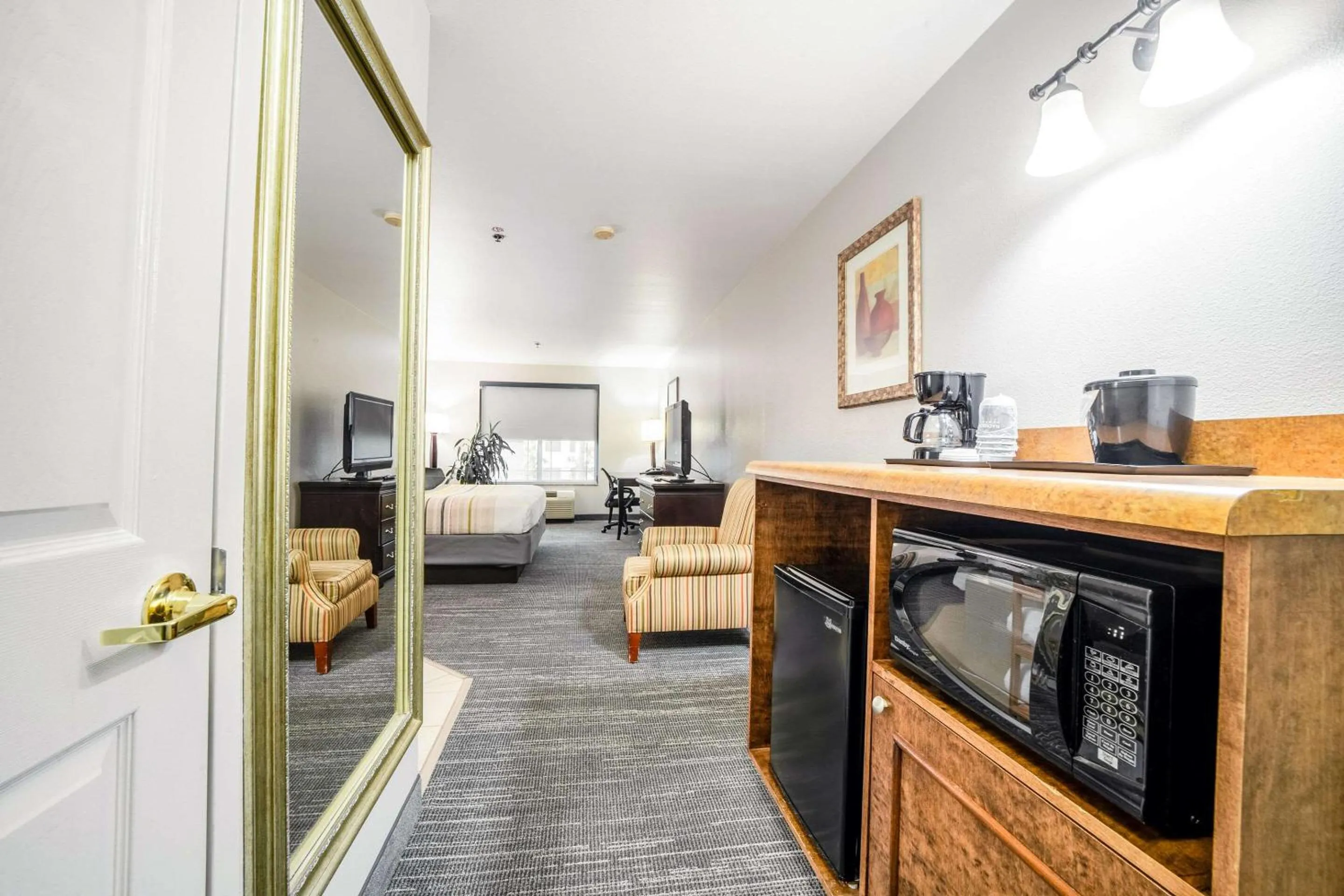 Bedroom, Bed in Country Inn & Suites by Radisson, Ontario at Ontario Mills, CA