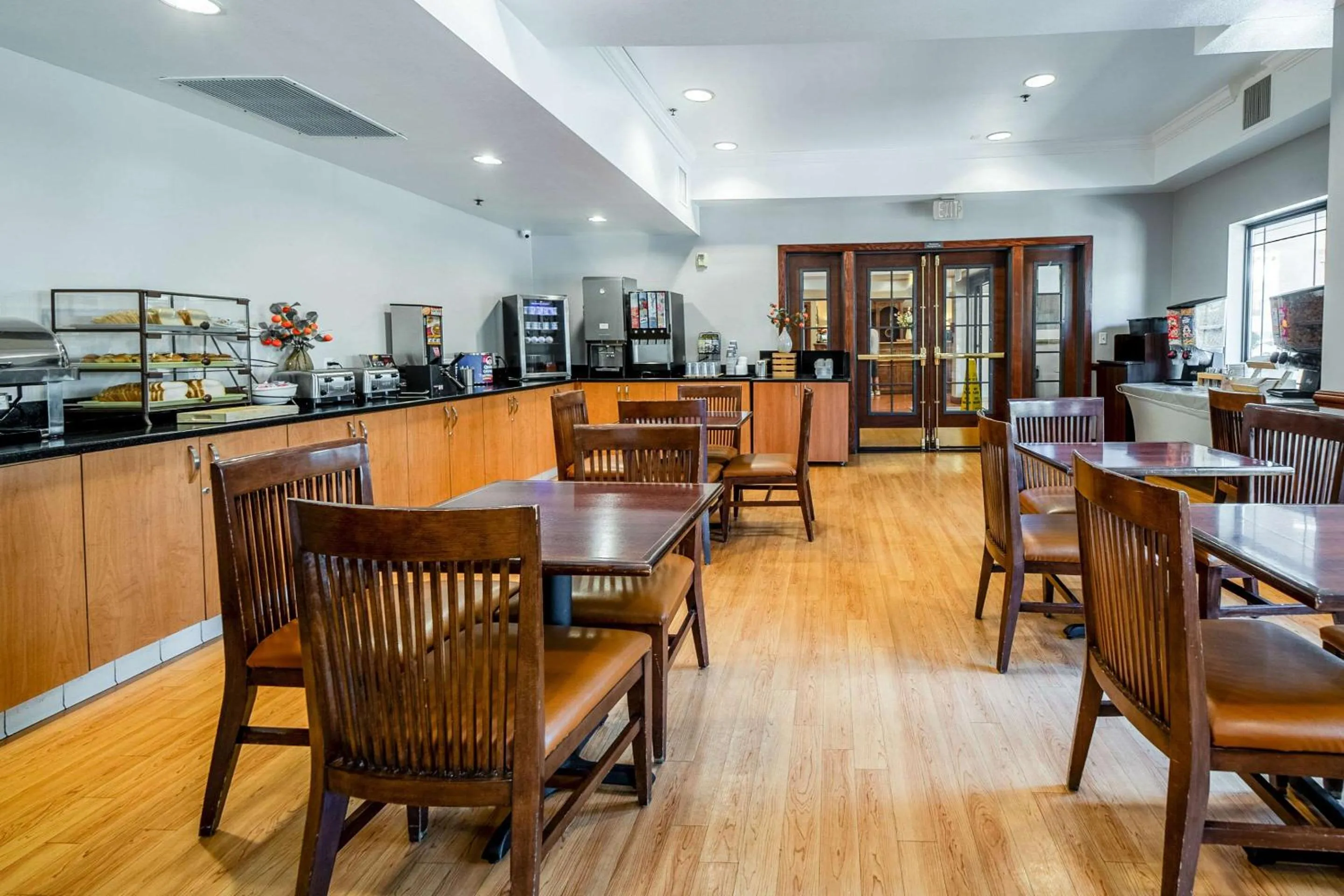 Breakfast in Country Inn & Suites by Radisson, Ontario at Ontario Mills, CA