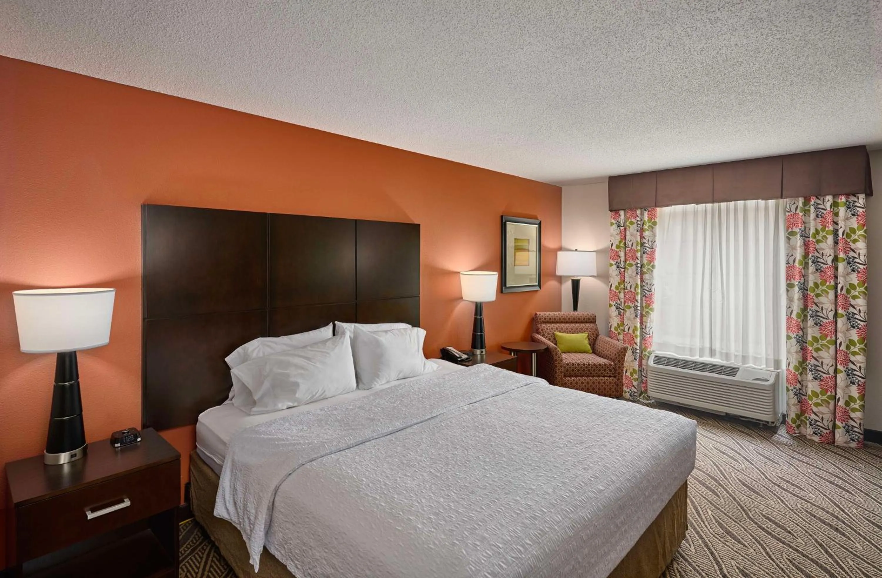Bed in Hampton Inn Evansville Airport