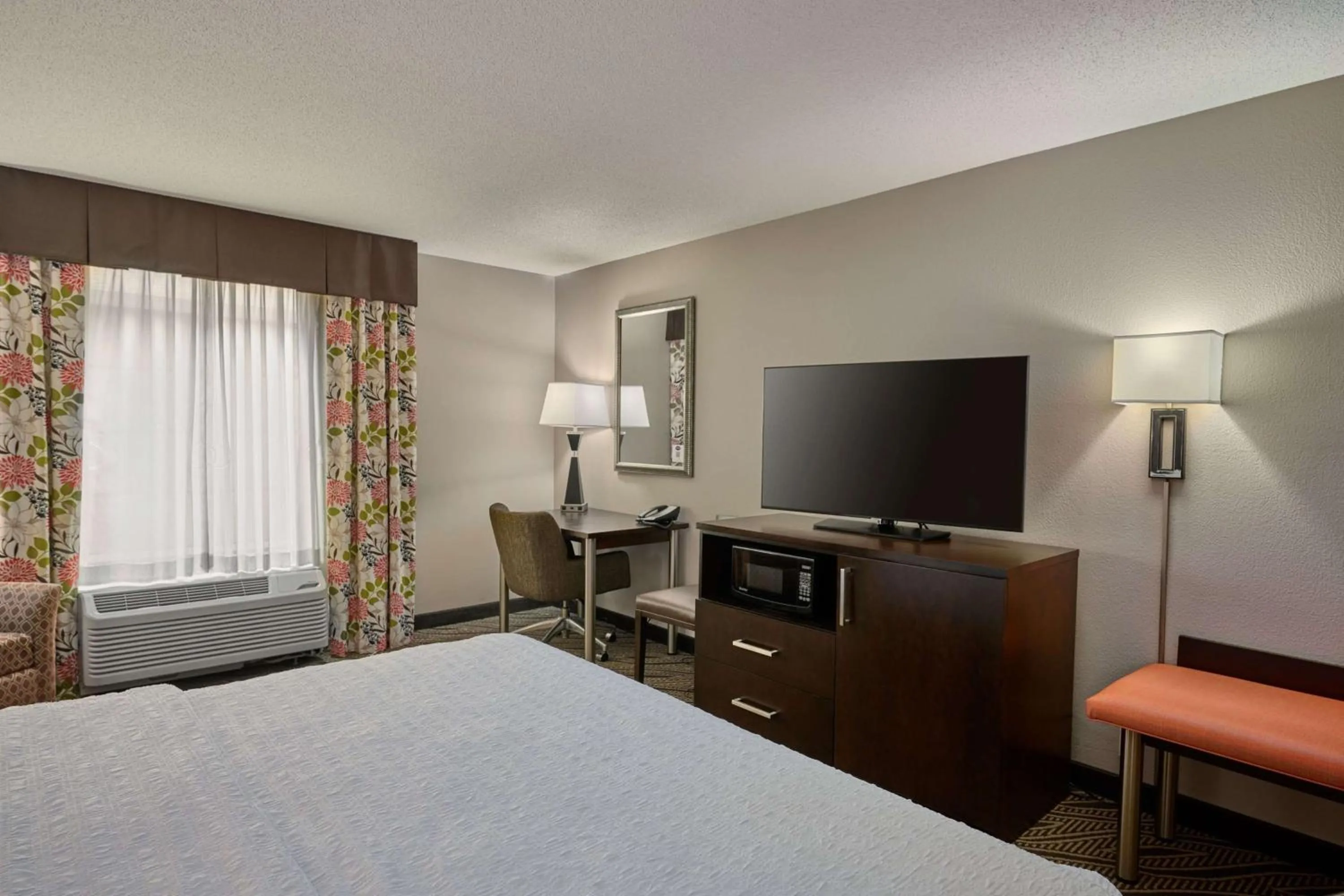 Bedroom, Bed in Hampton Inn Evansville Airport