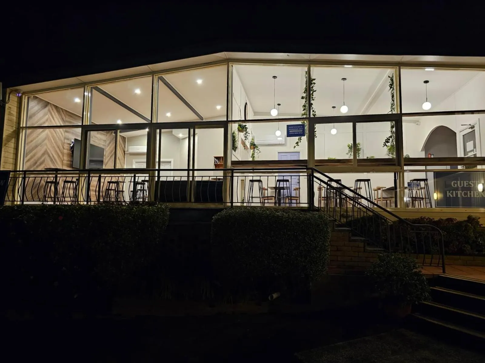 Communal lounge/ TV room in Waterview Gosford Motor Inn