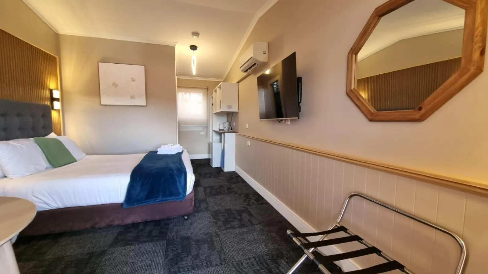 TV and multimedia, Bed in Waterview Gosford Motor Inn