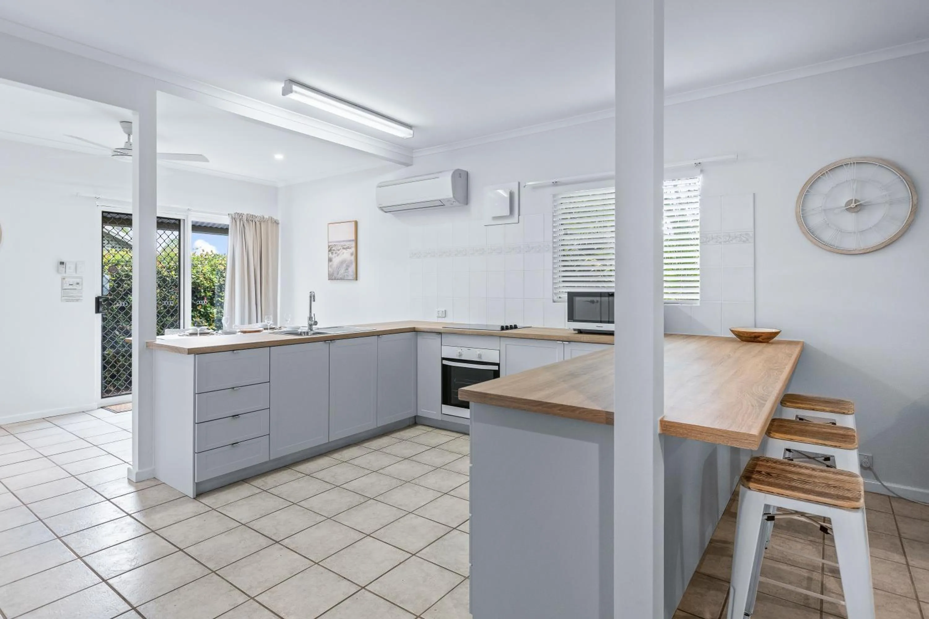 microwave in Cable Beachside Villas