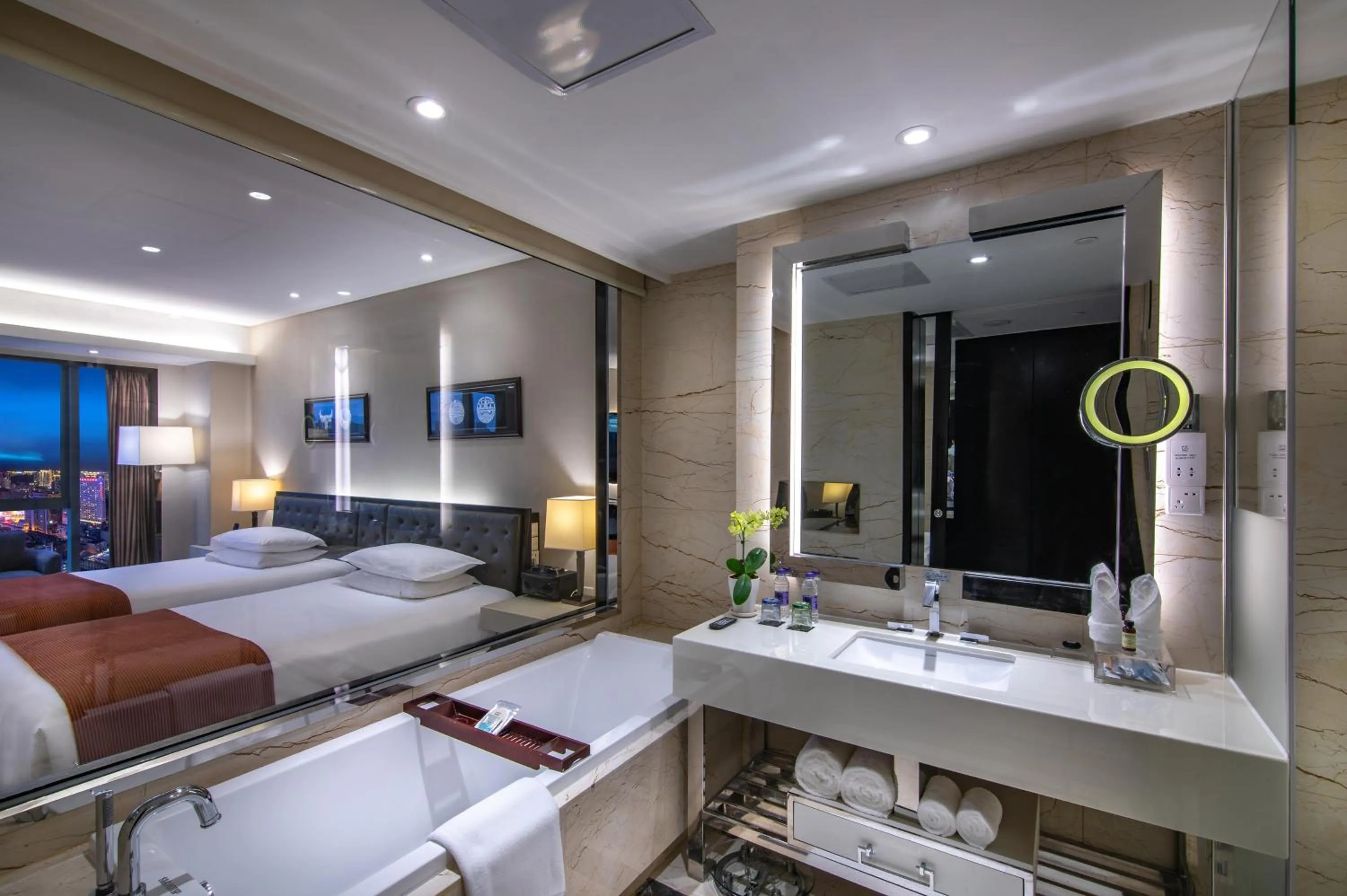 Bathroom, Bed in Pullman Guiyang