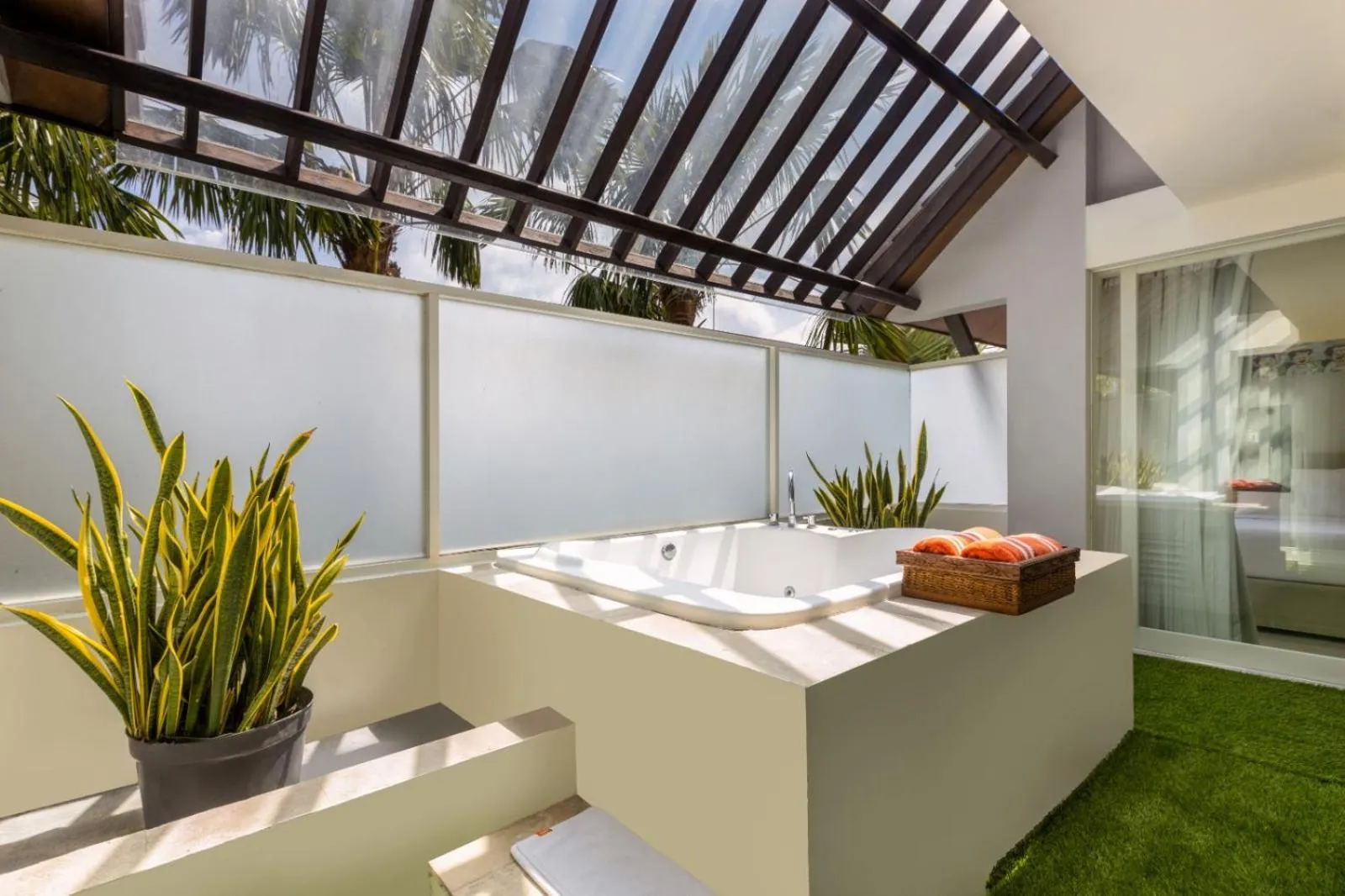 Hot Tub in HARRIS Hotel & Residences Sunset Road