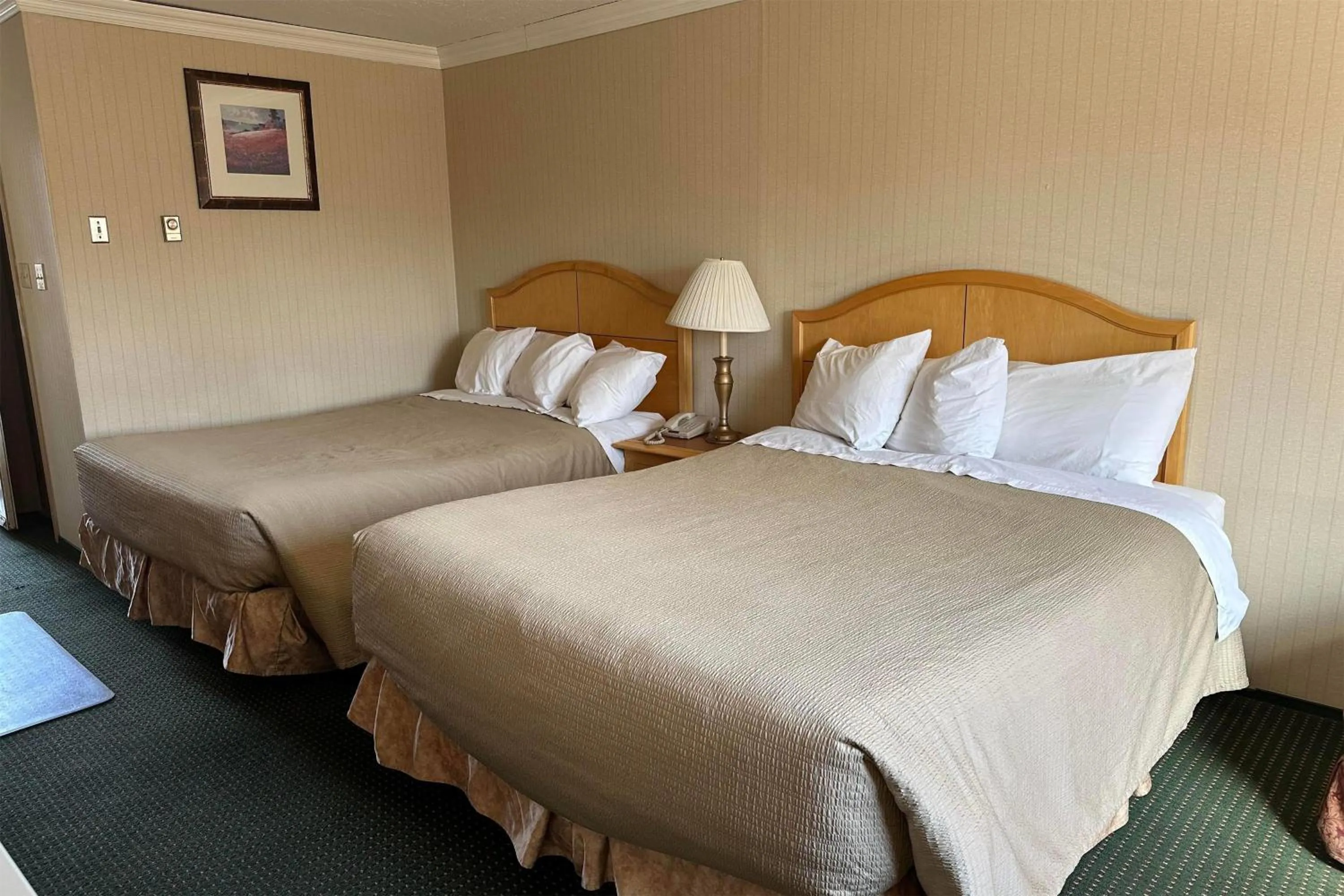 Photo of the whole room, Bed in Travelodge by Wyndam Chetwynd