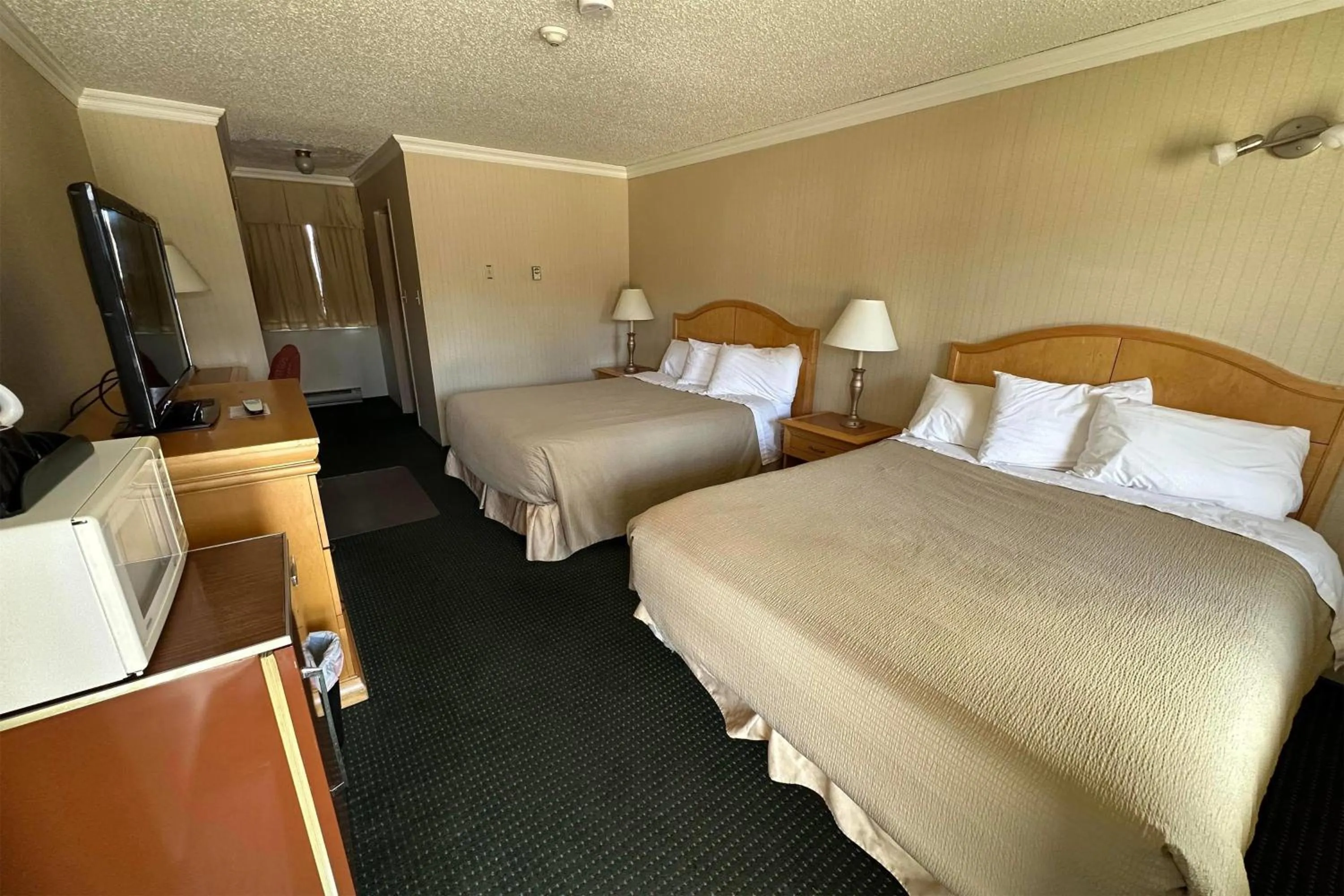 Photo of the whole room, Bed in Travelodge by Wyndam Chetwynd