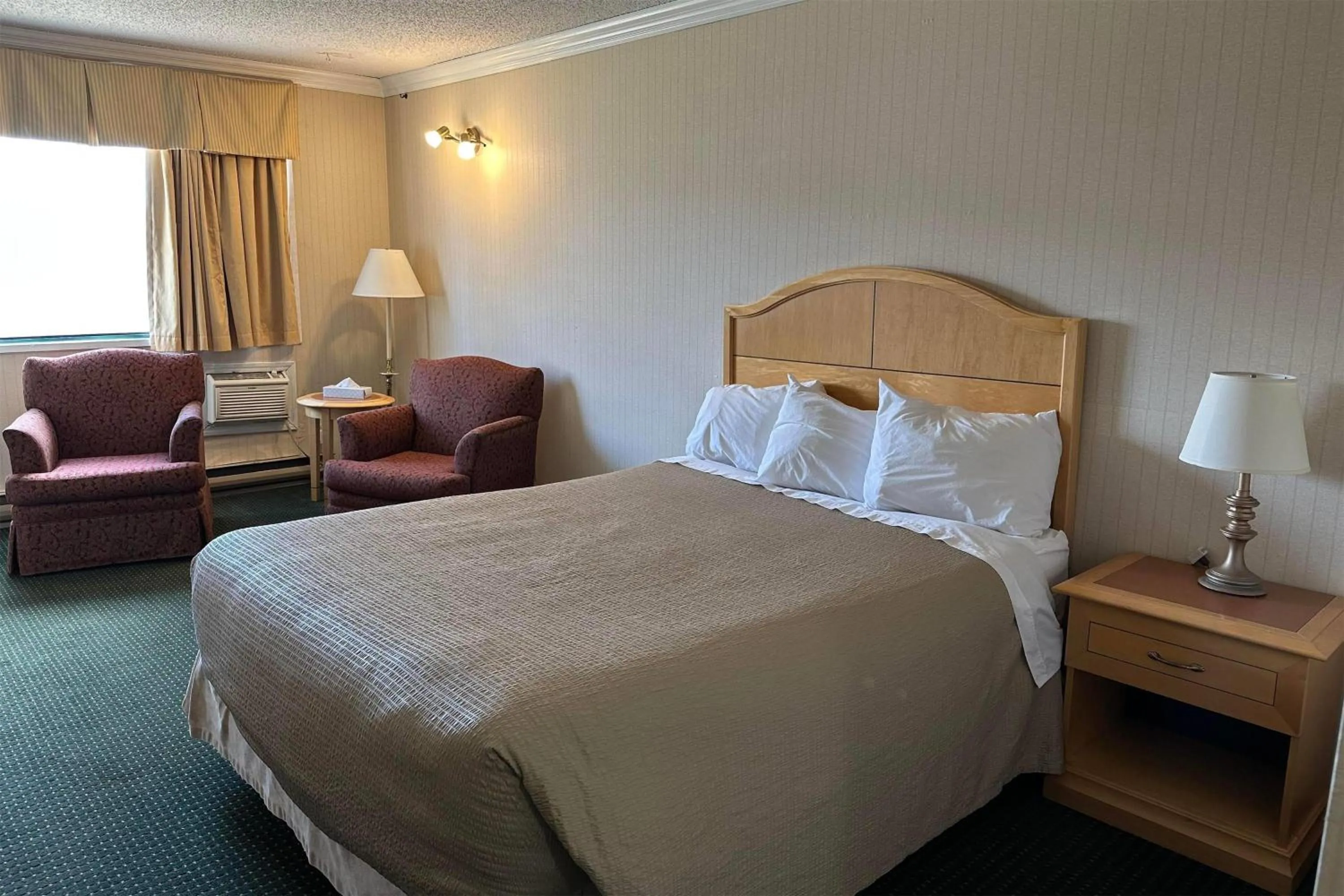 Photo of the whole room, Bed in Travelodge by Wyndam Chetwynd