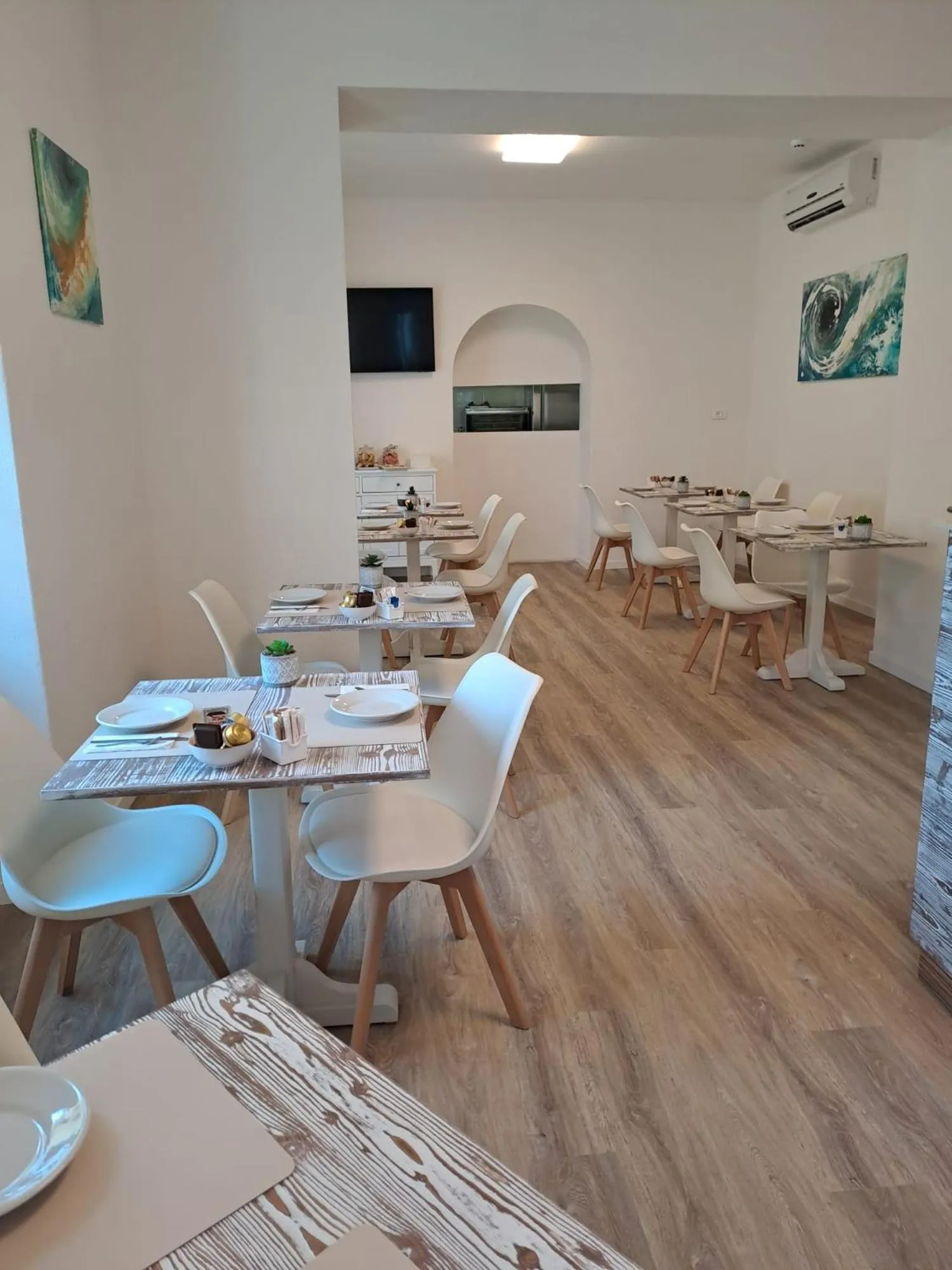 Breakfast in Hotel Week End