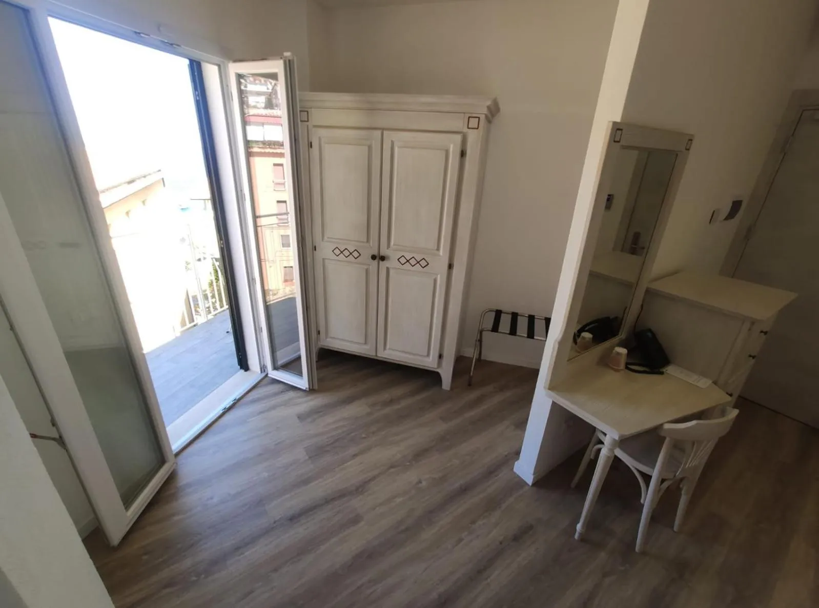 wardrobe in Hotel Week End