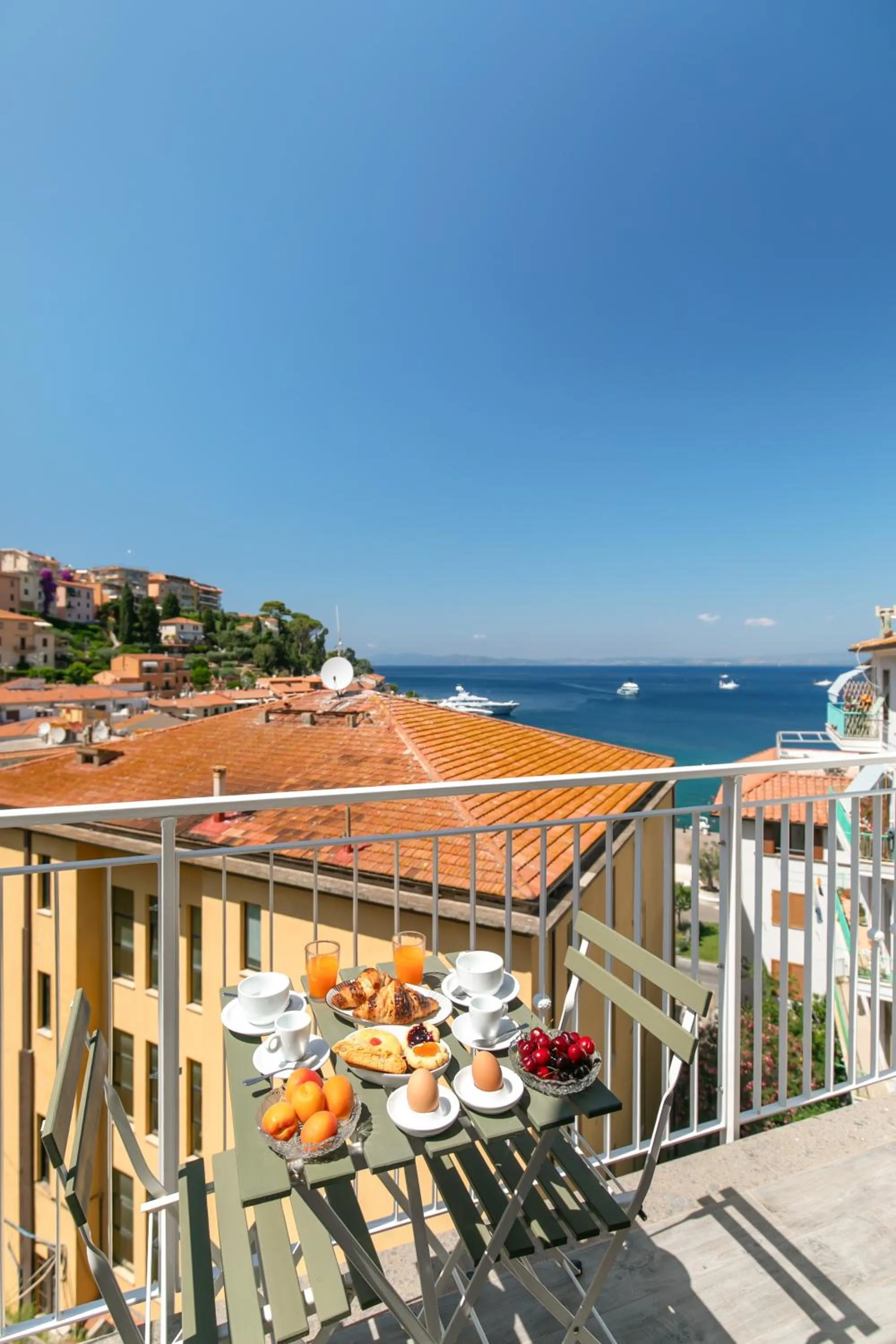 Breakfast in Hotel Week End