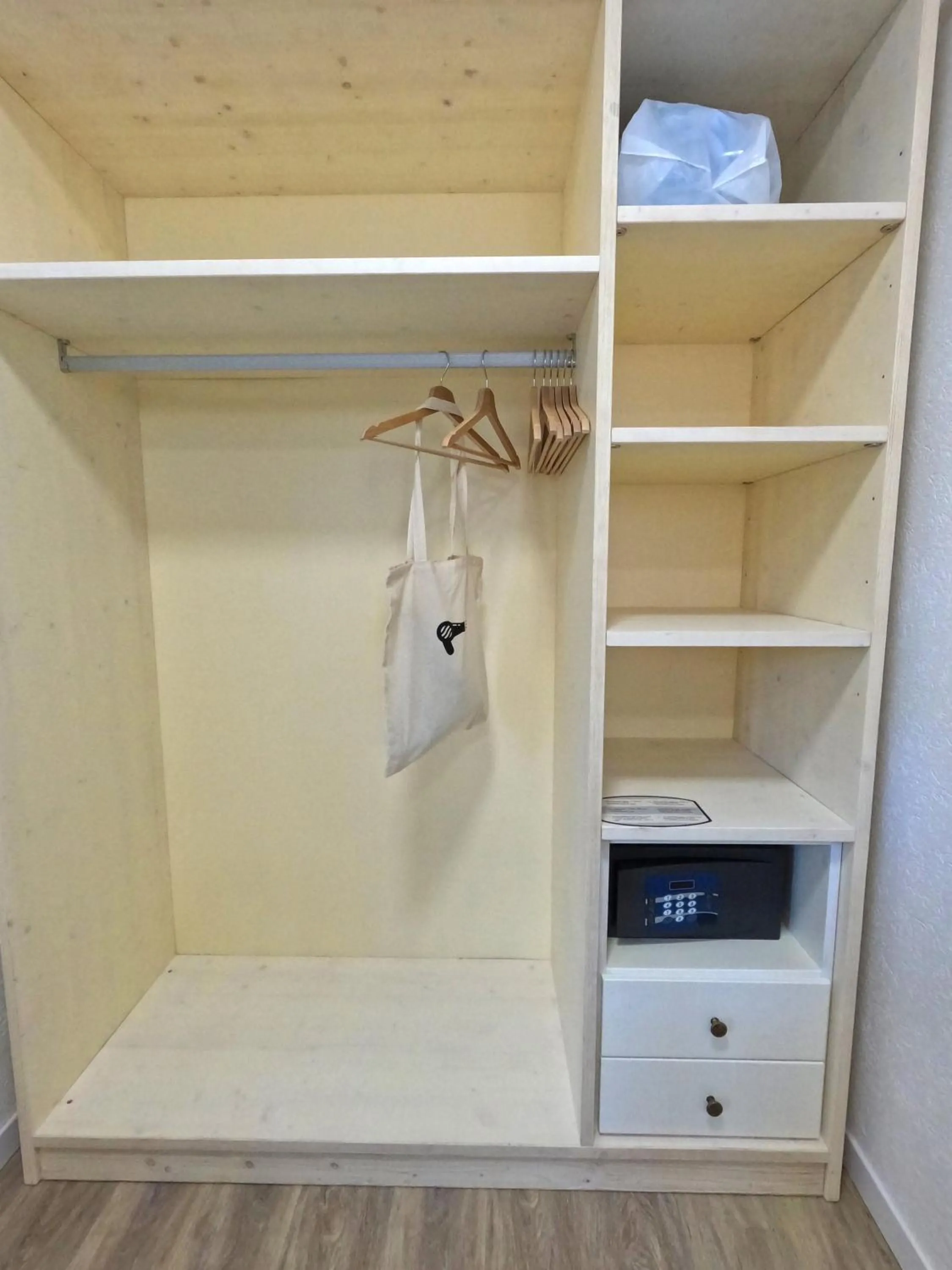 safe in Hotel Week End