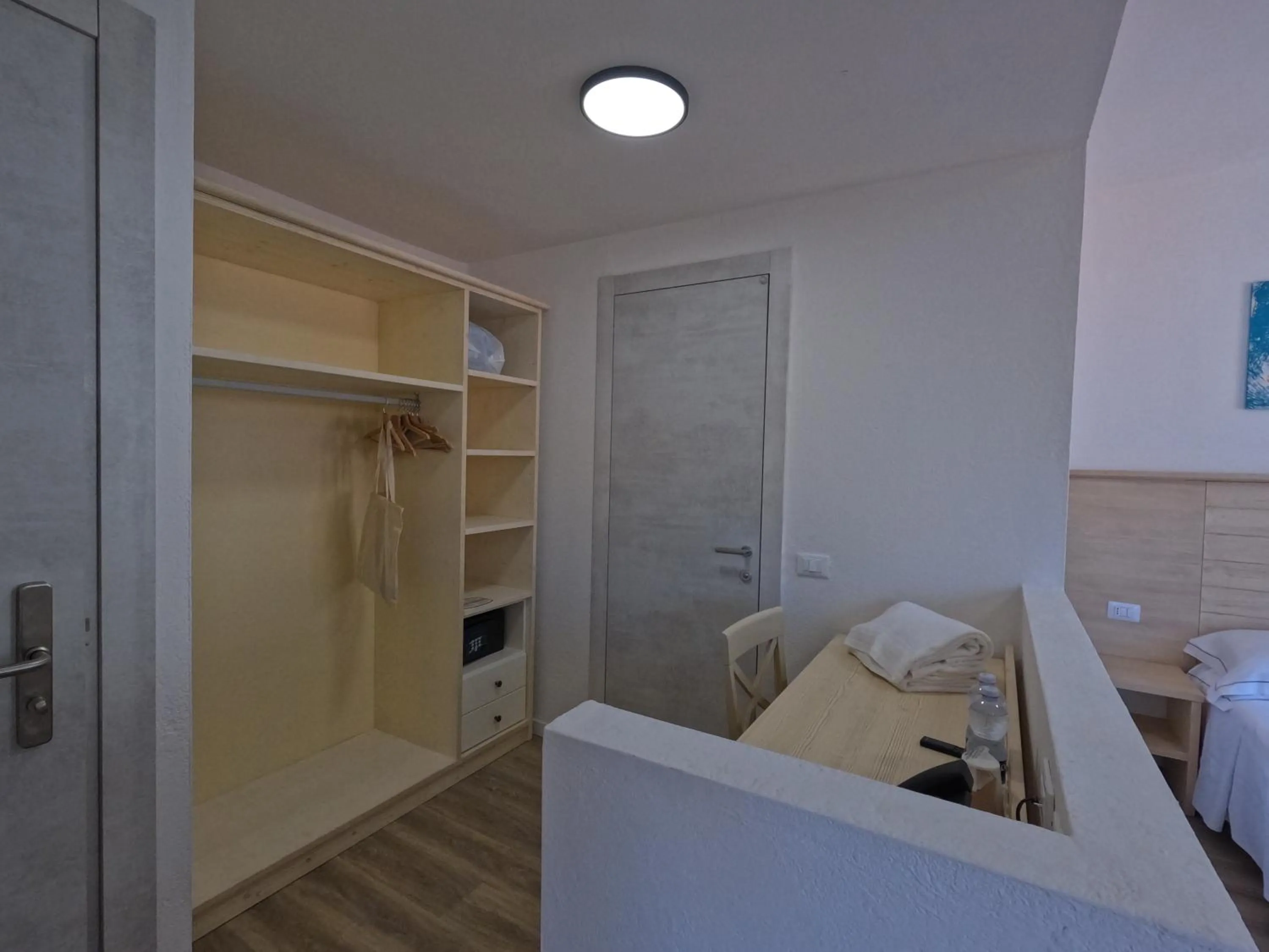 Seating area, Bed in Hotel Week End