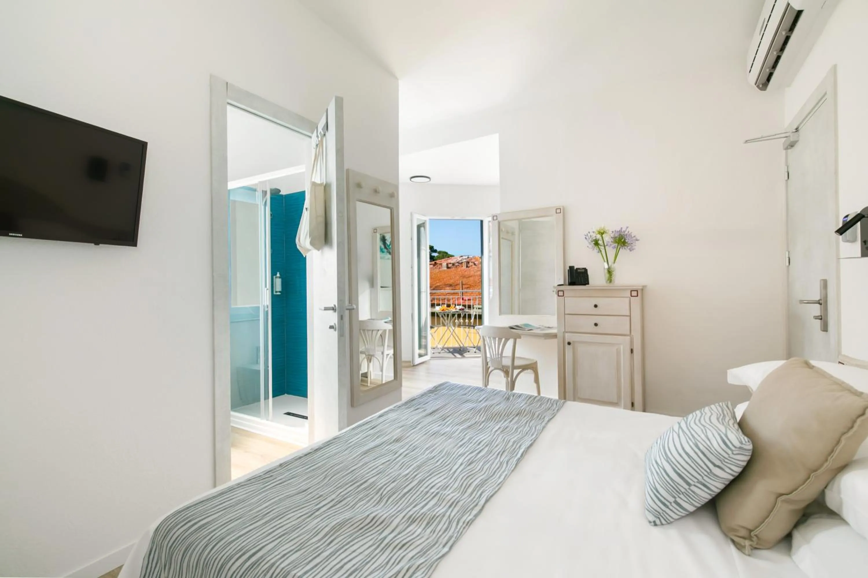 TV and multimedia, Bed in Hotel Week End