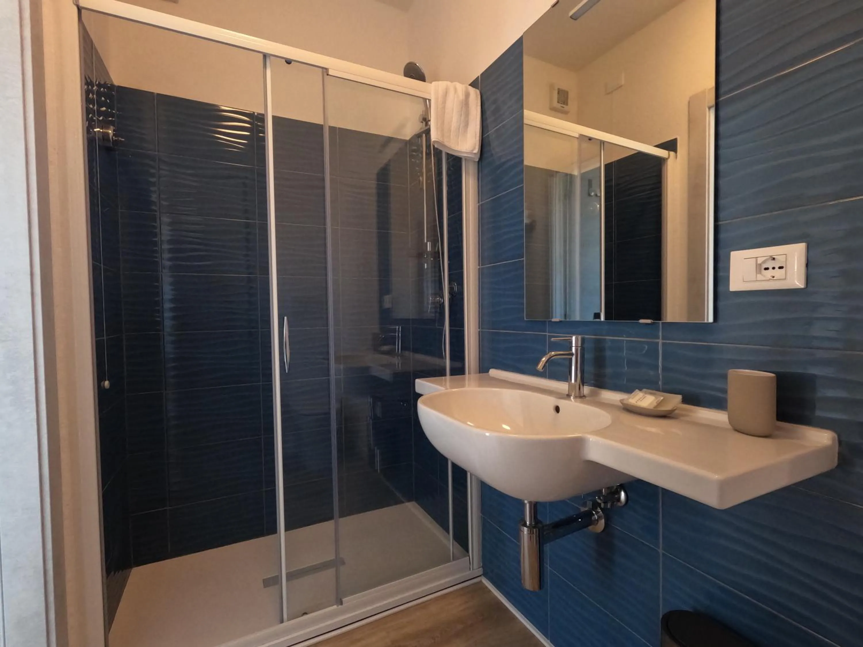 Shower in Hotel Week End