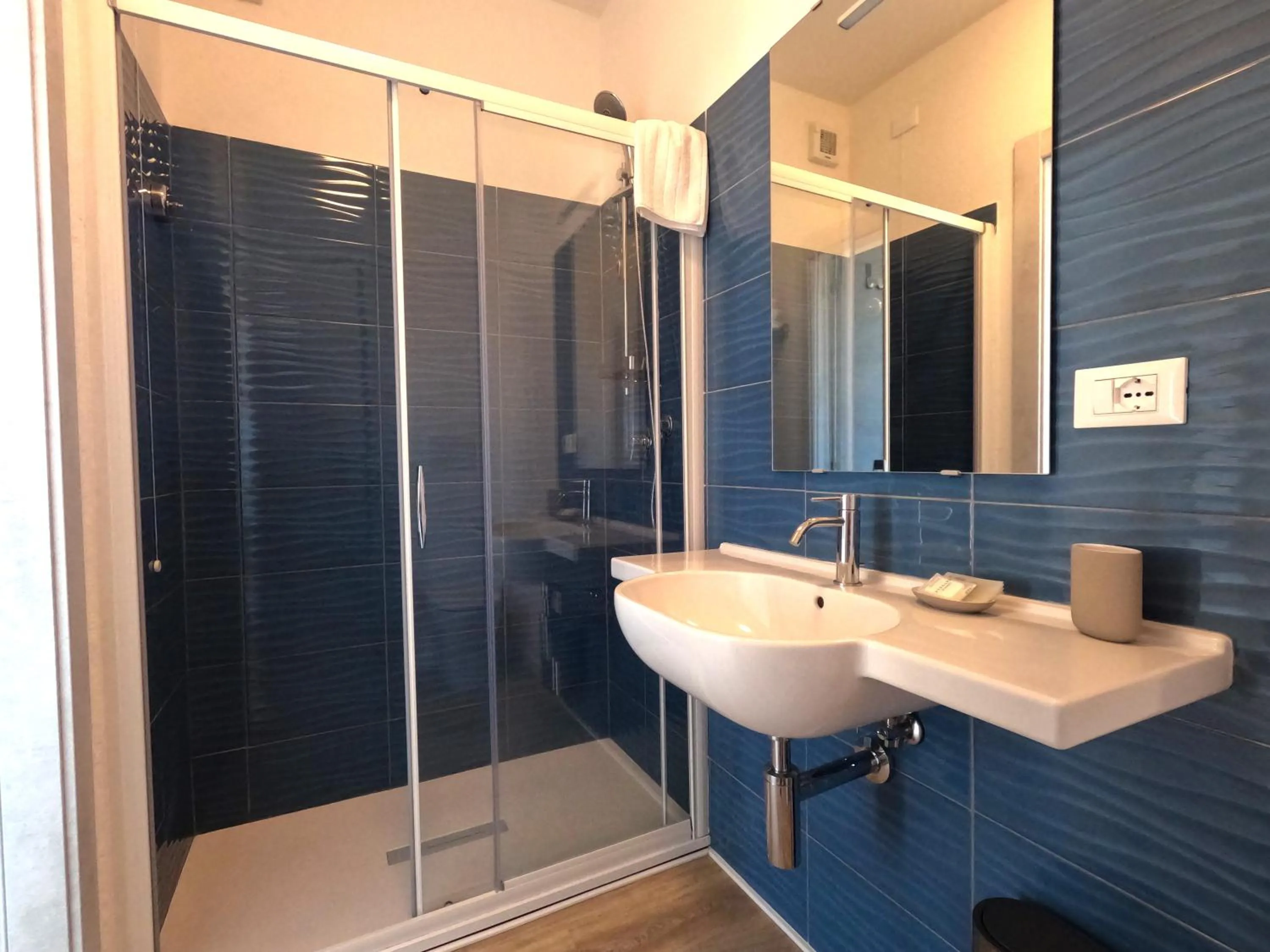 Shower in Hotel Week End