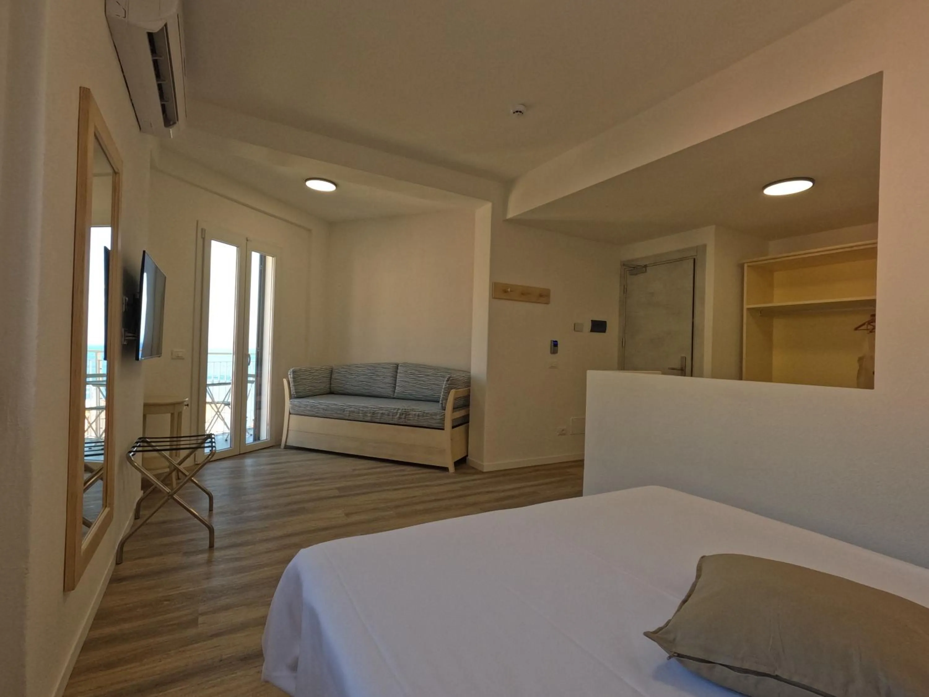 Photo of the whole room, Bed in Hotel Week End