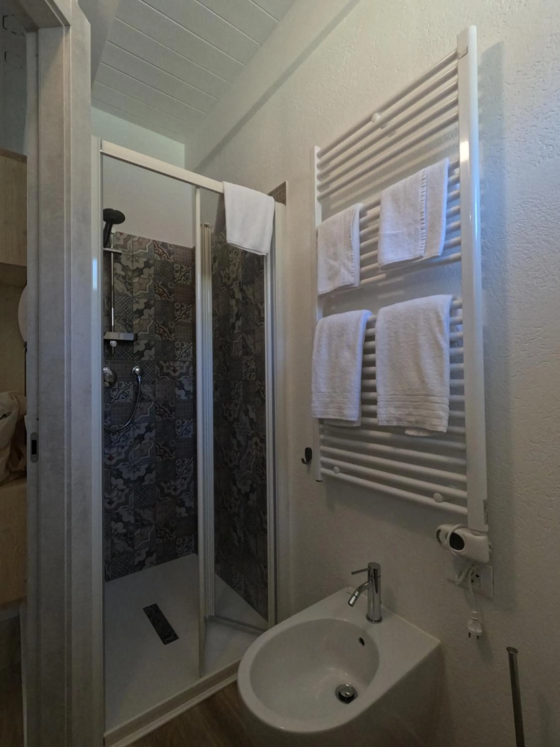 Shower in Hotel Week End