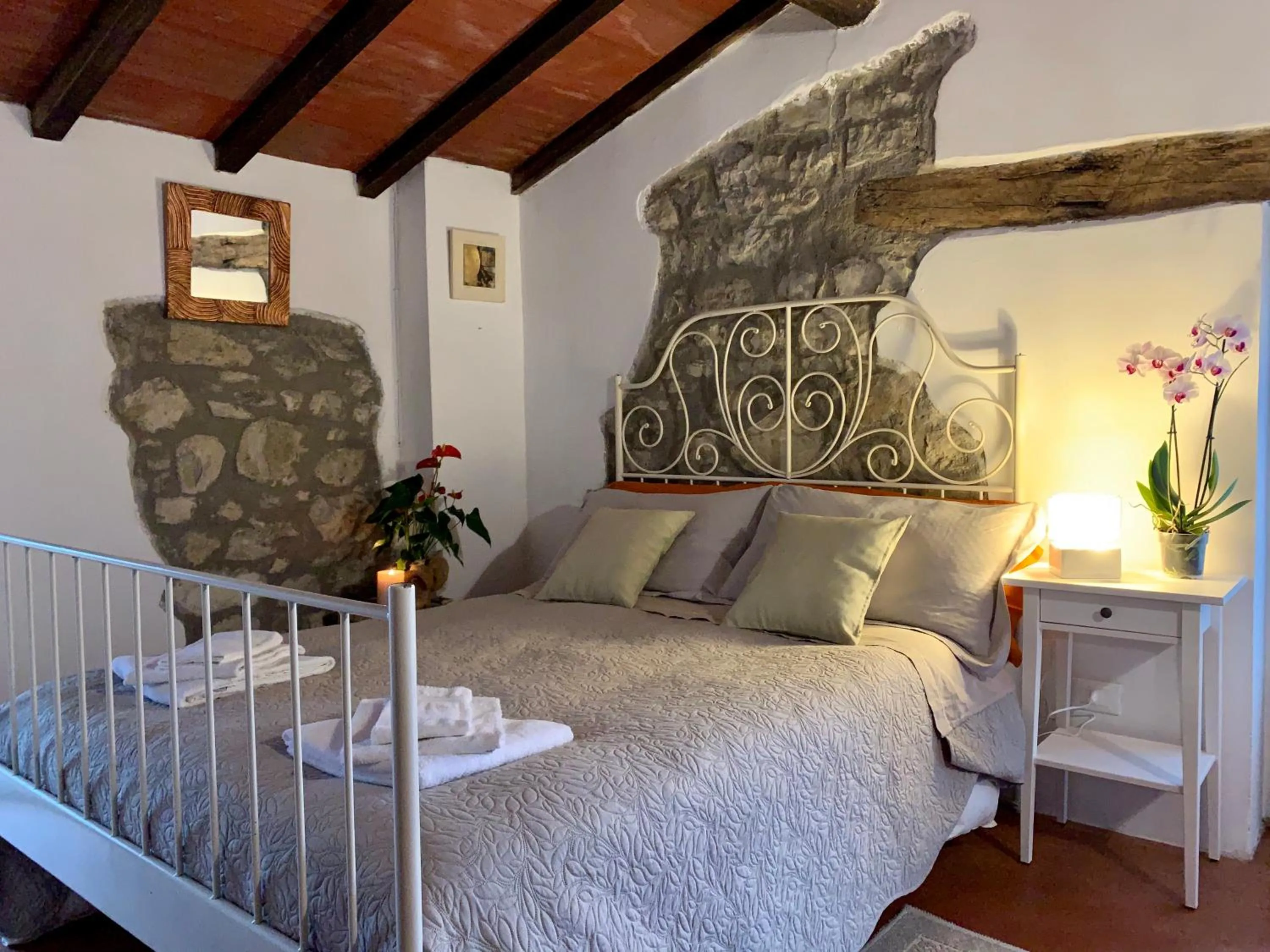 Photo of the whole room, Bed in Villa del lago