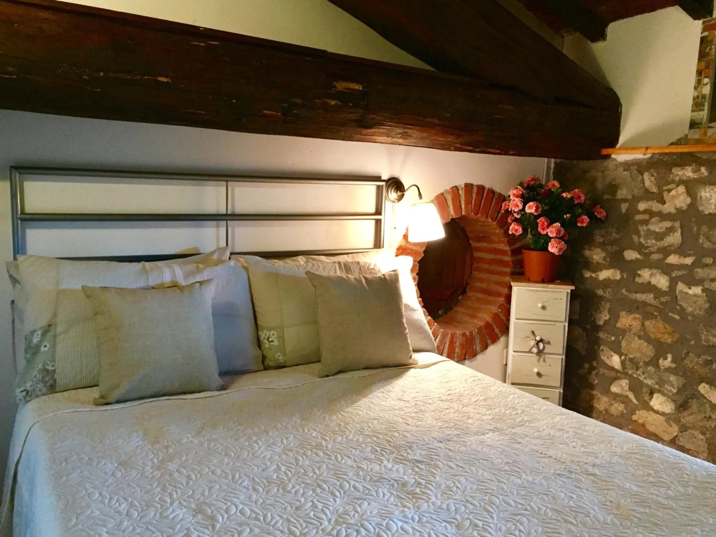 Photo of the whole room, Bed in Villa del lago